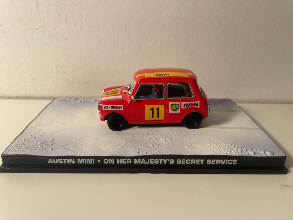 Austin mini rouge orangée avec rayures jaune et blanches numéro 11 - JAMES BOND - AU SERVICE SECRET DE SA MAJESTE (On her majesty's secret service)