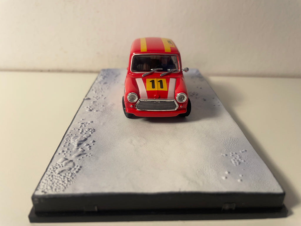Austin mini rouge orangée avec rayures jaune et blanches numéro 11 - JAMES BOND - AU SERVICE SECRET DE SA MAJESTE (On her majesty's secret service)