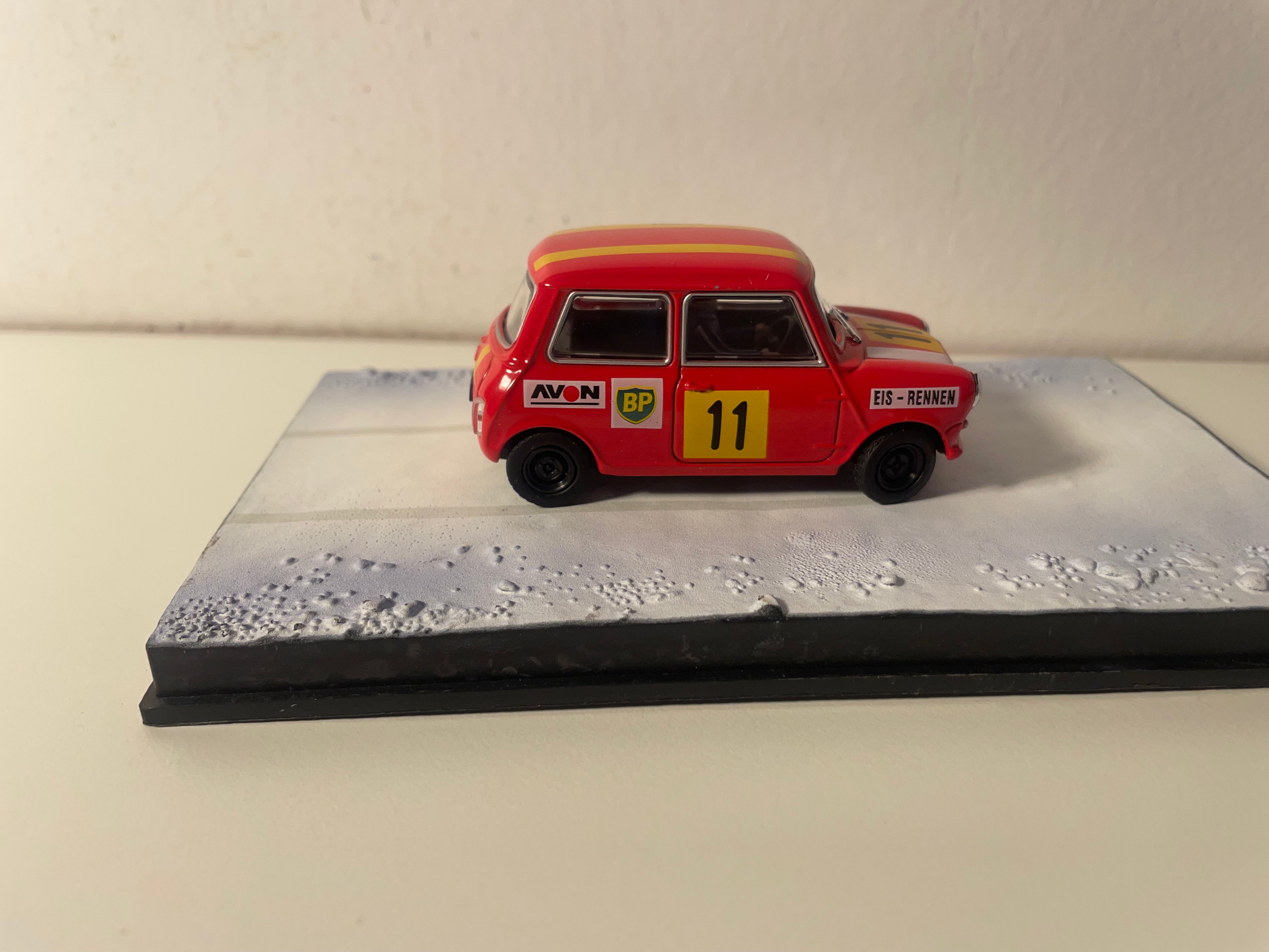 Austin mini rouge orangée avec rayures jaune et blanches numéro 11 - JAMES BOND - AU SERVICE SECRET DE SA MAJESTE (On her majesty's secret service)