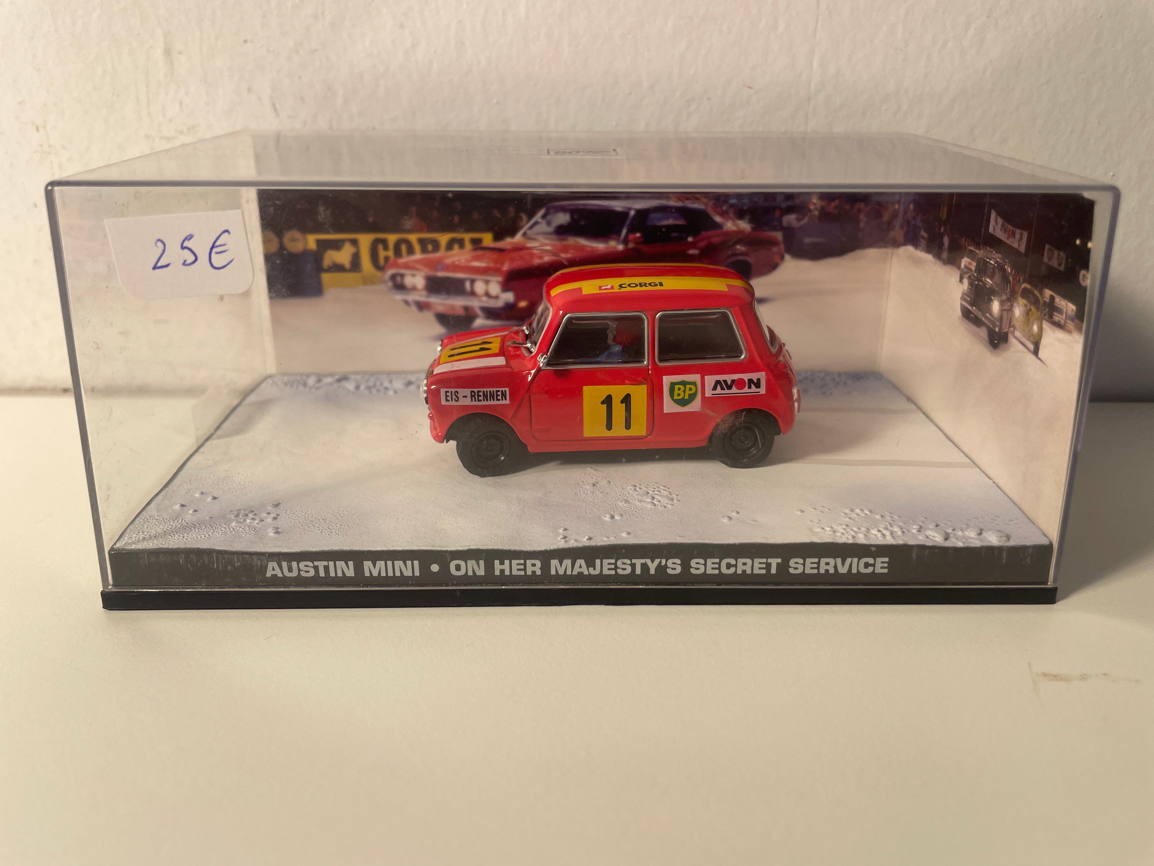 Austin mini rouge orangée avec rayures jaune et blanches numéro 11 - JAMES BOND - AU SERVICE SECRET DE SA MAJESTE (On her majesty's secret service)