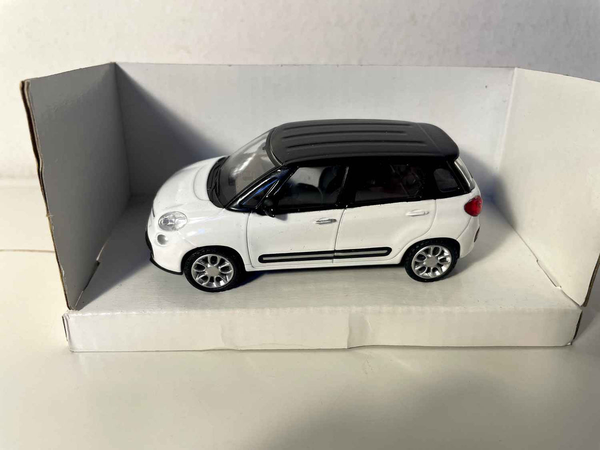 Fiat 500L blanca y techo negro