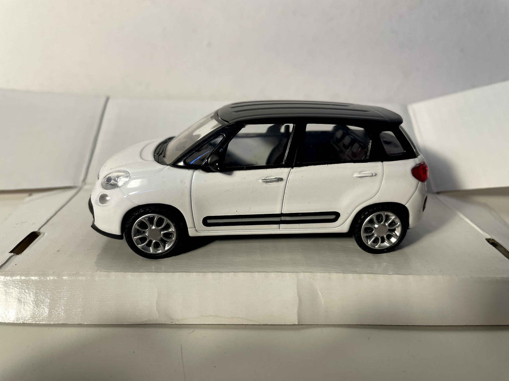 Fiat 500L blanca y techo negro