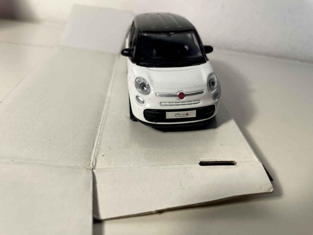 Fiat 500L blanca y techo negro
