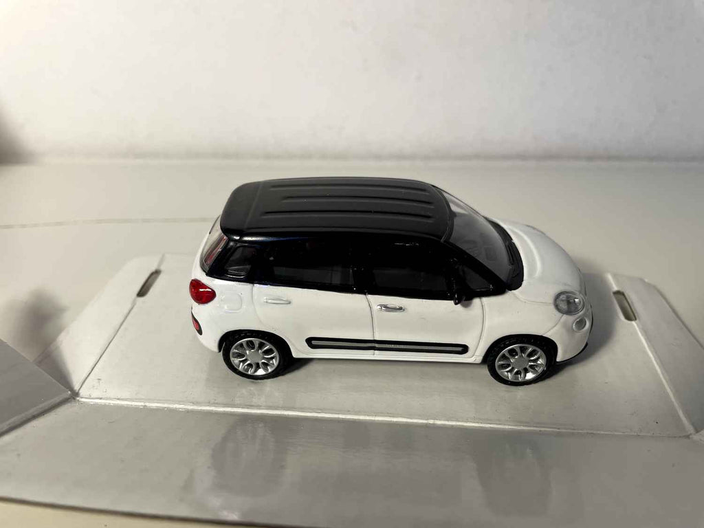 Fiat 500L blanca y techo negro