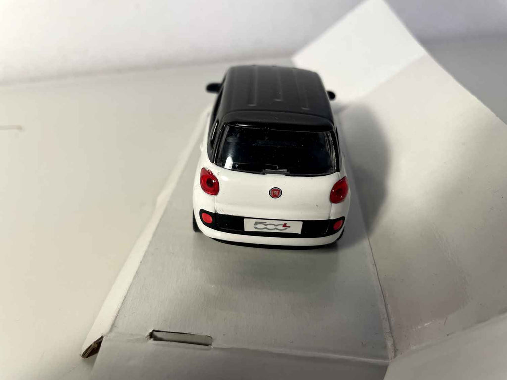 Fiat 500L blanca y techo negro