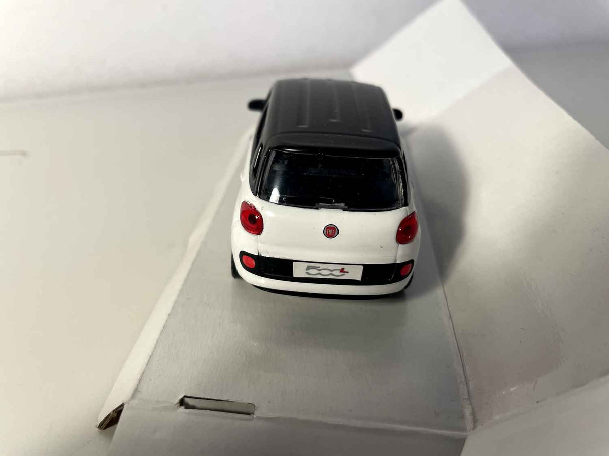 Fiat 500L weiß mit schwarzem Dach