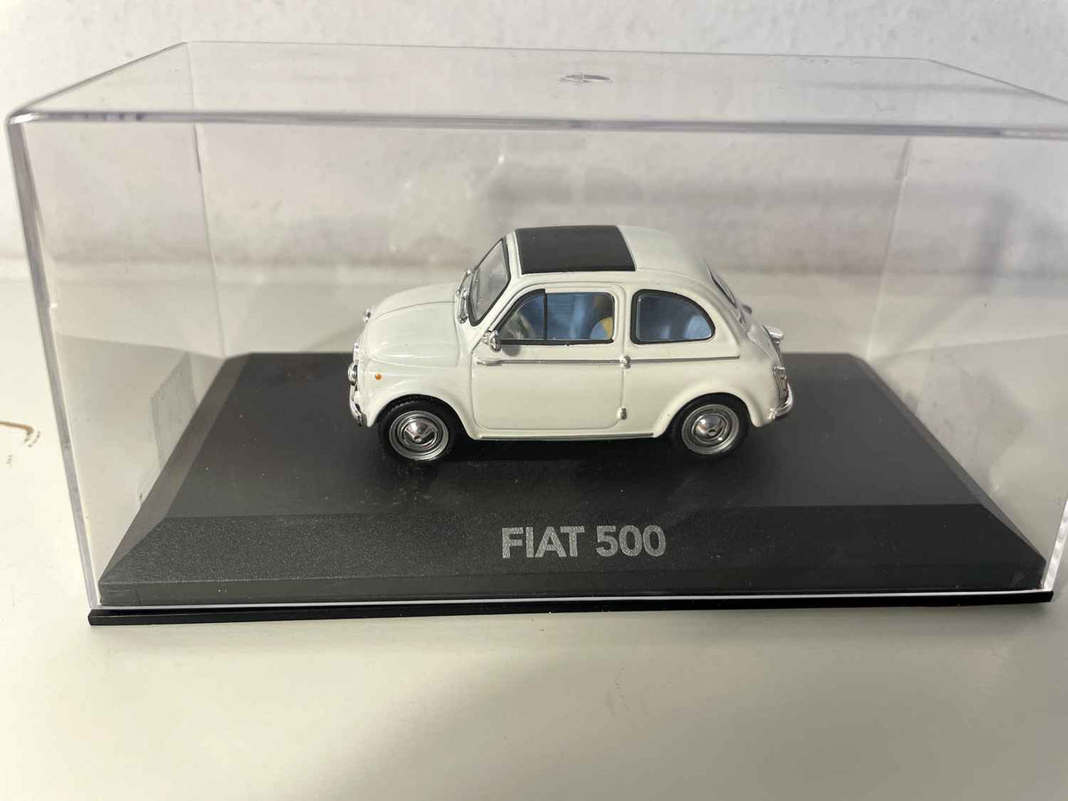 Fiat 500 branca (reservada para a Sra. Gouévic Lefèvre)