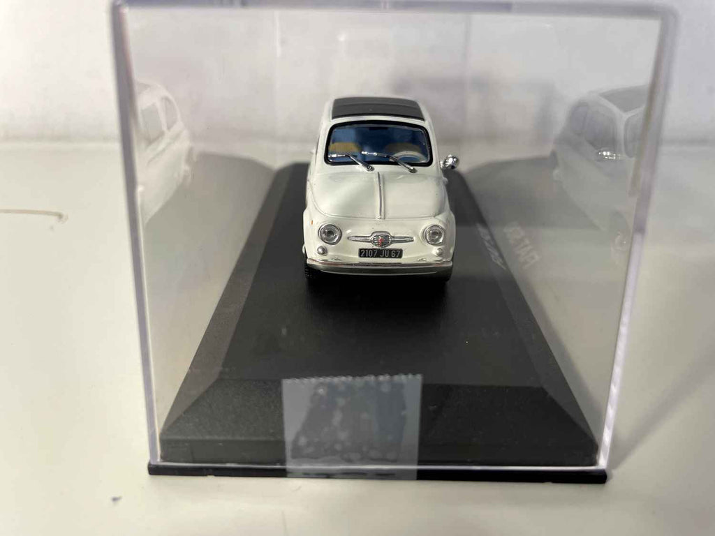 Fiat 500 branca (reservada para a Sra. Gouévic Lefèvre)