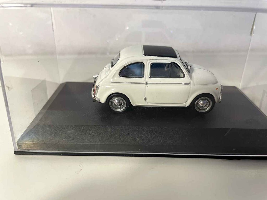 Fiat 500 branca (reservada para a Sra. Gouévic Lefèvre)