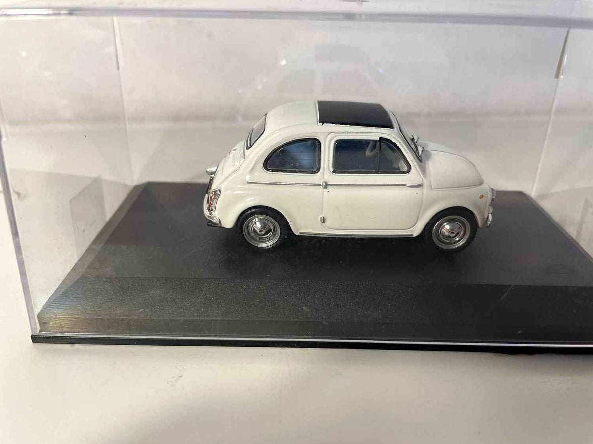 Fiat 500 branca (reservada para a Sra. Gouévic Lefèvre)