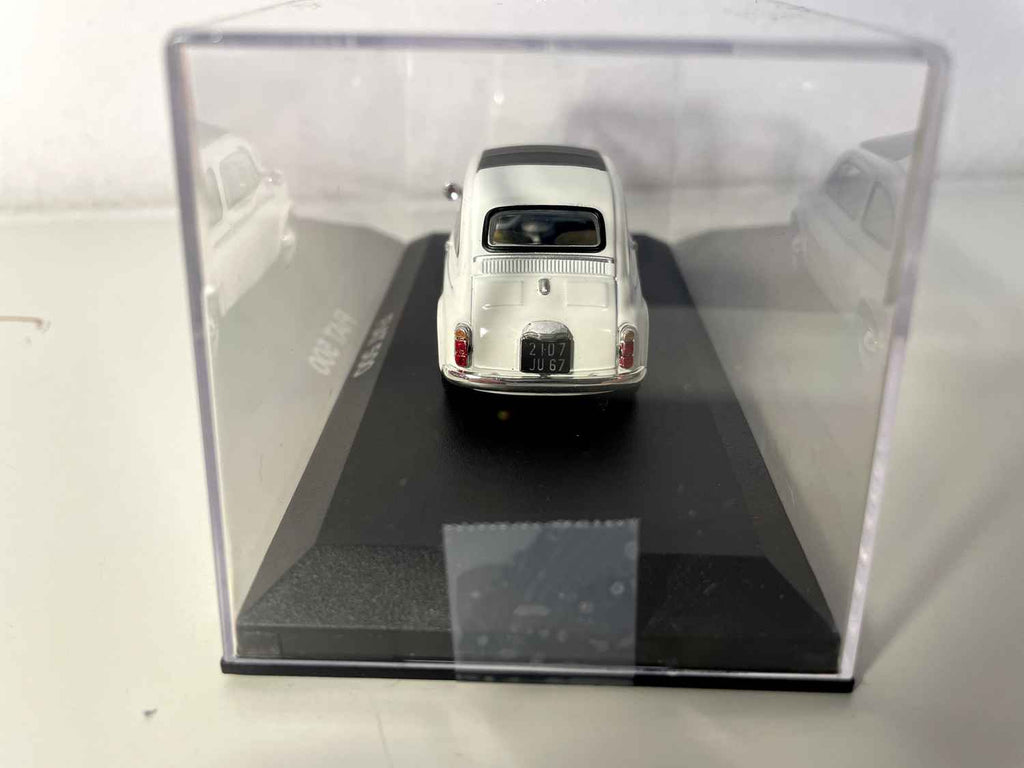 Fiat 500 branca (reservada para a Sra. Gouévic Lefèvre)