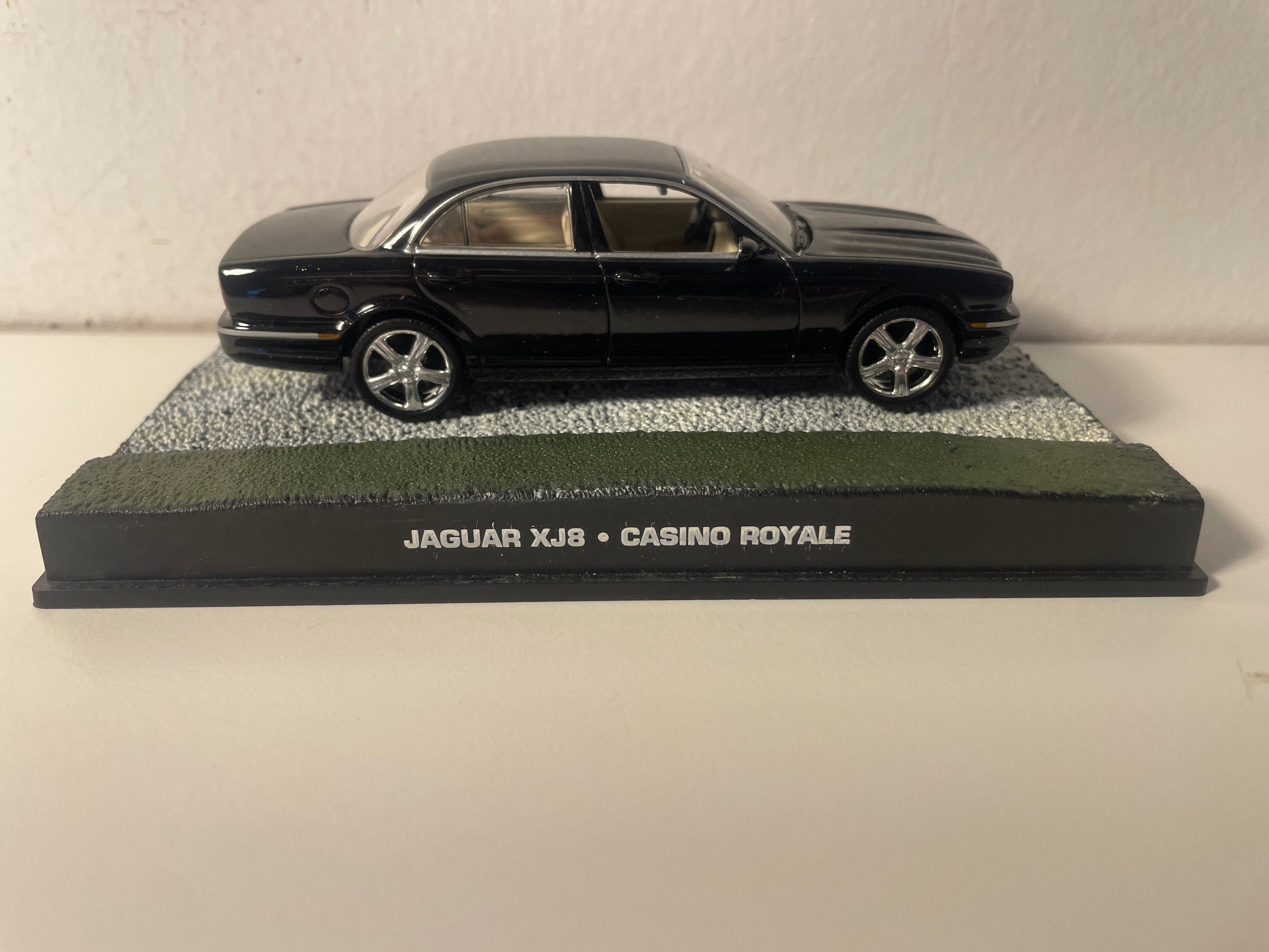Jaguar XJ8 noire - JAMES BOND - CASINO ROYALE