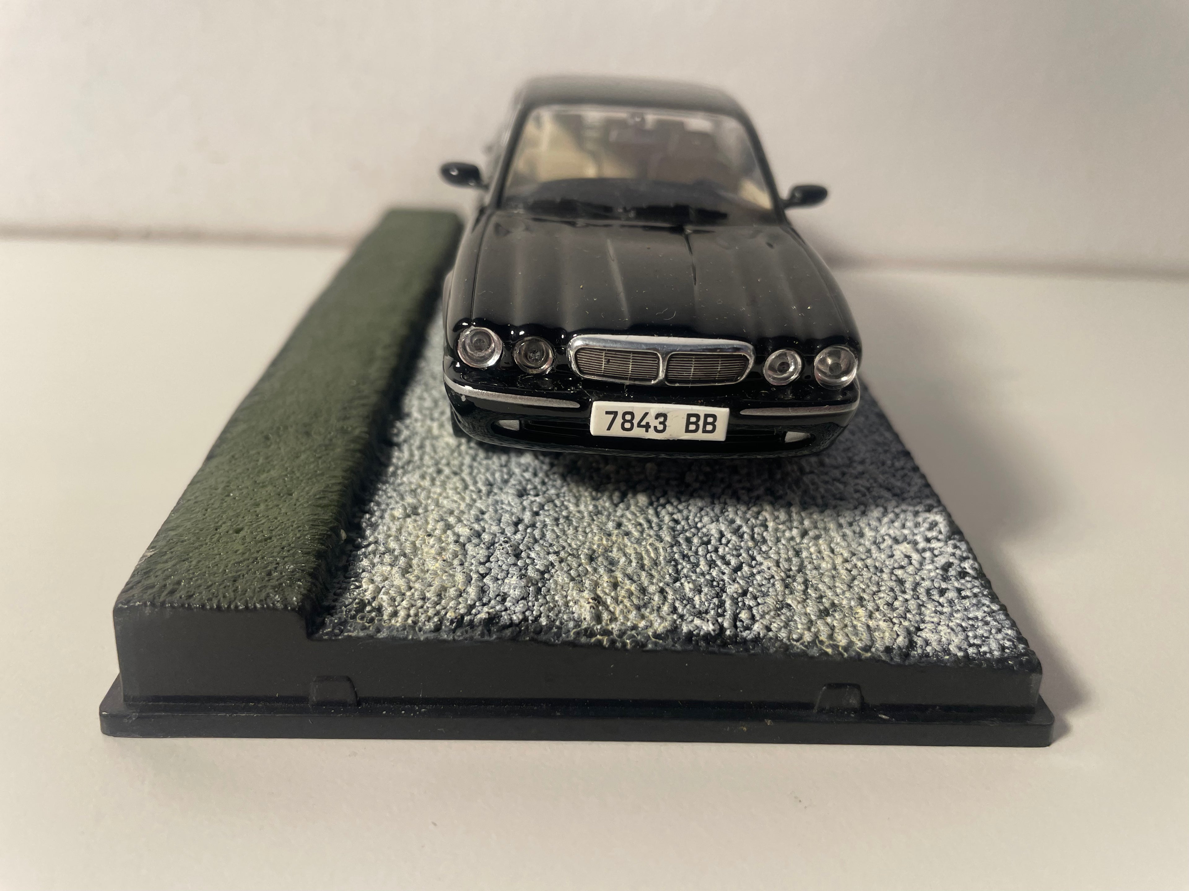 Jaguar XJ8 noire - JAMES BOND - CASINO ROYALE