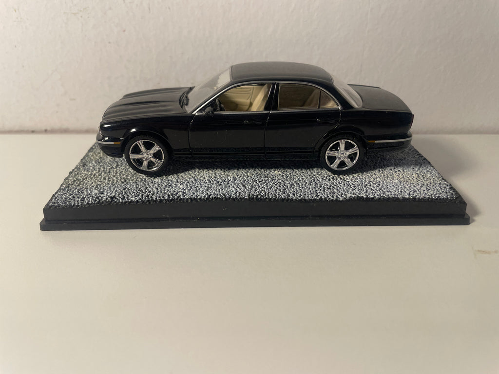 Jaguar XJ8 noire - JAMES BOND - CASINO ROYALE