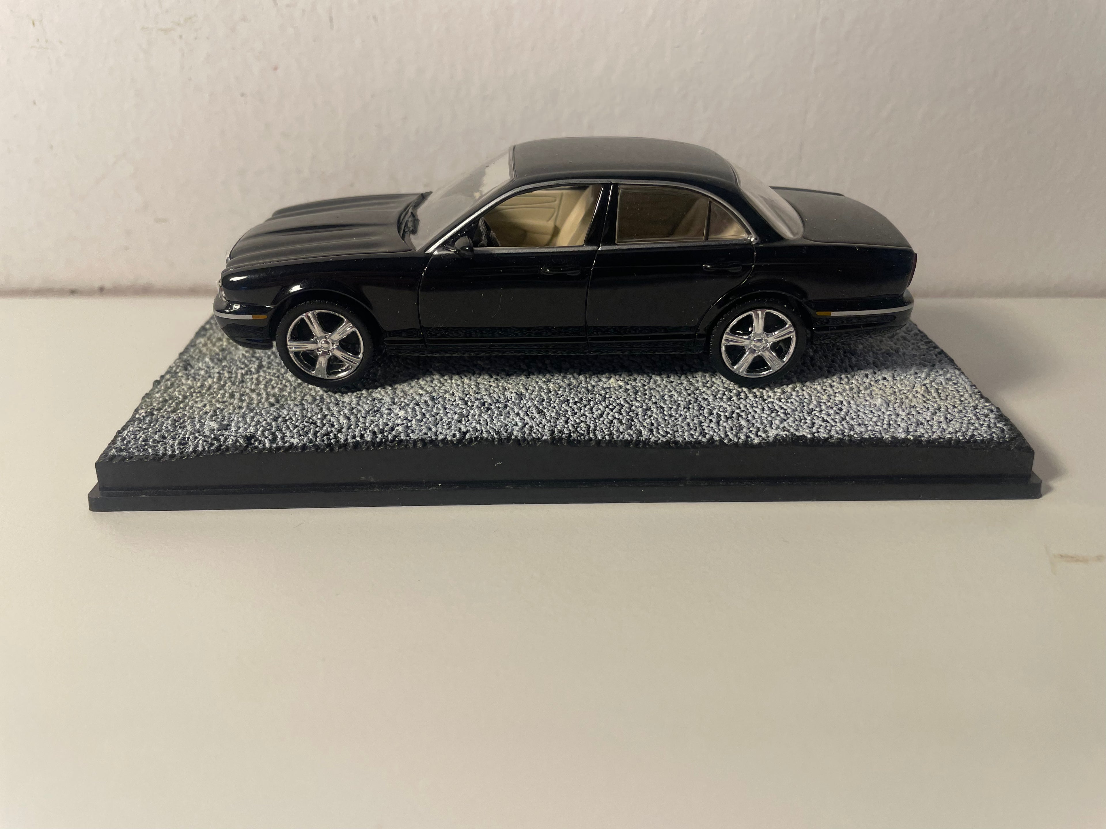 Jaguar XJ8 noire - JAMES BOND - CASINO ROYALE
