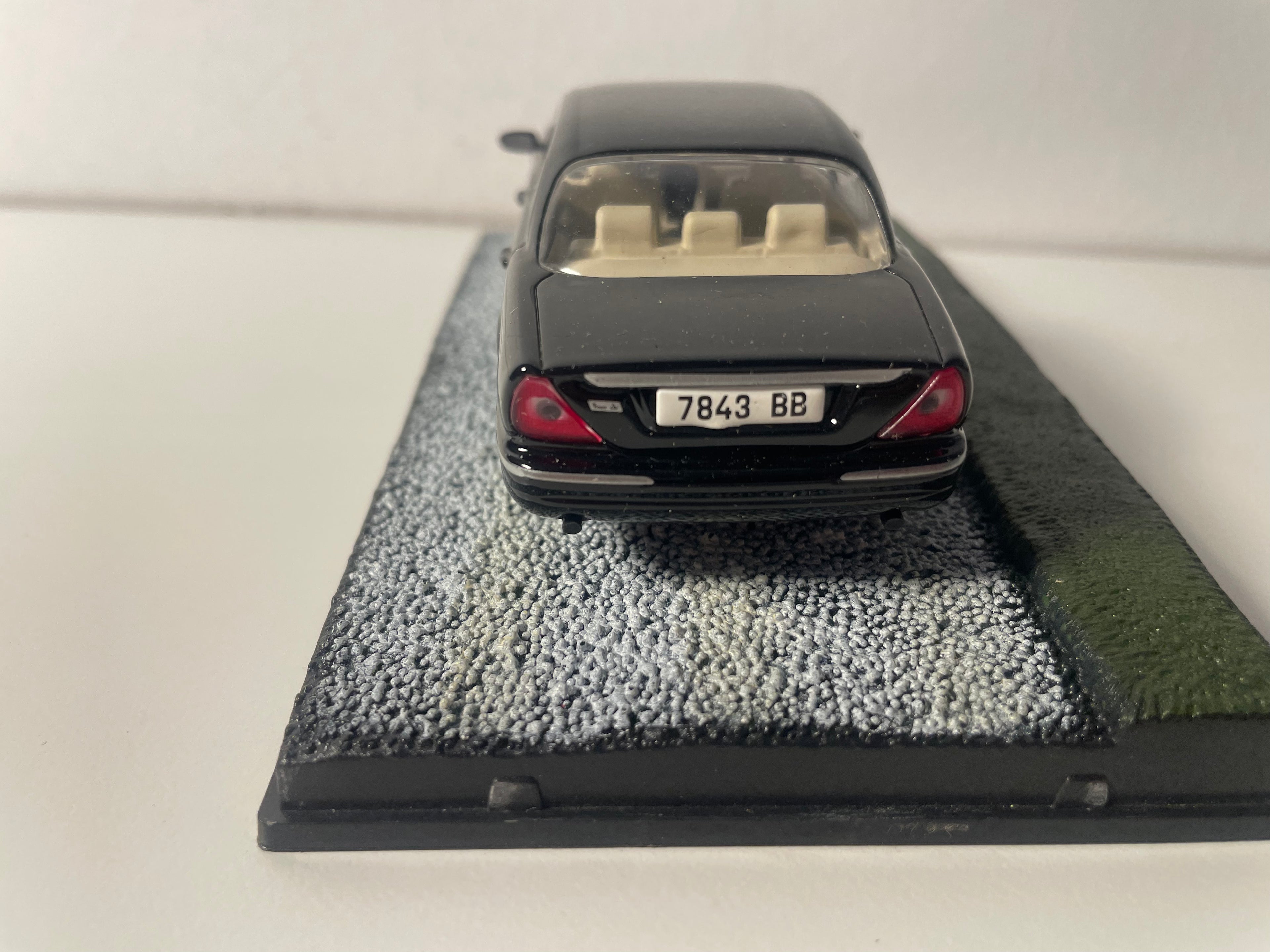 Jaguar XJ8 noire - JAMES BOND - CASINO ROYALE