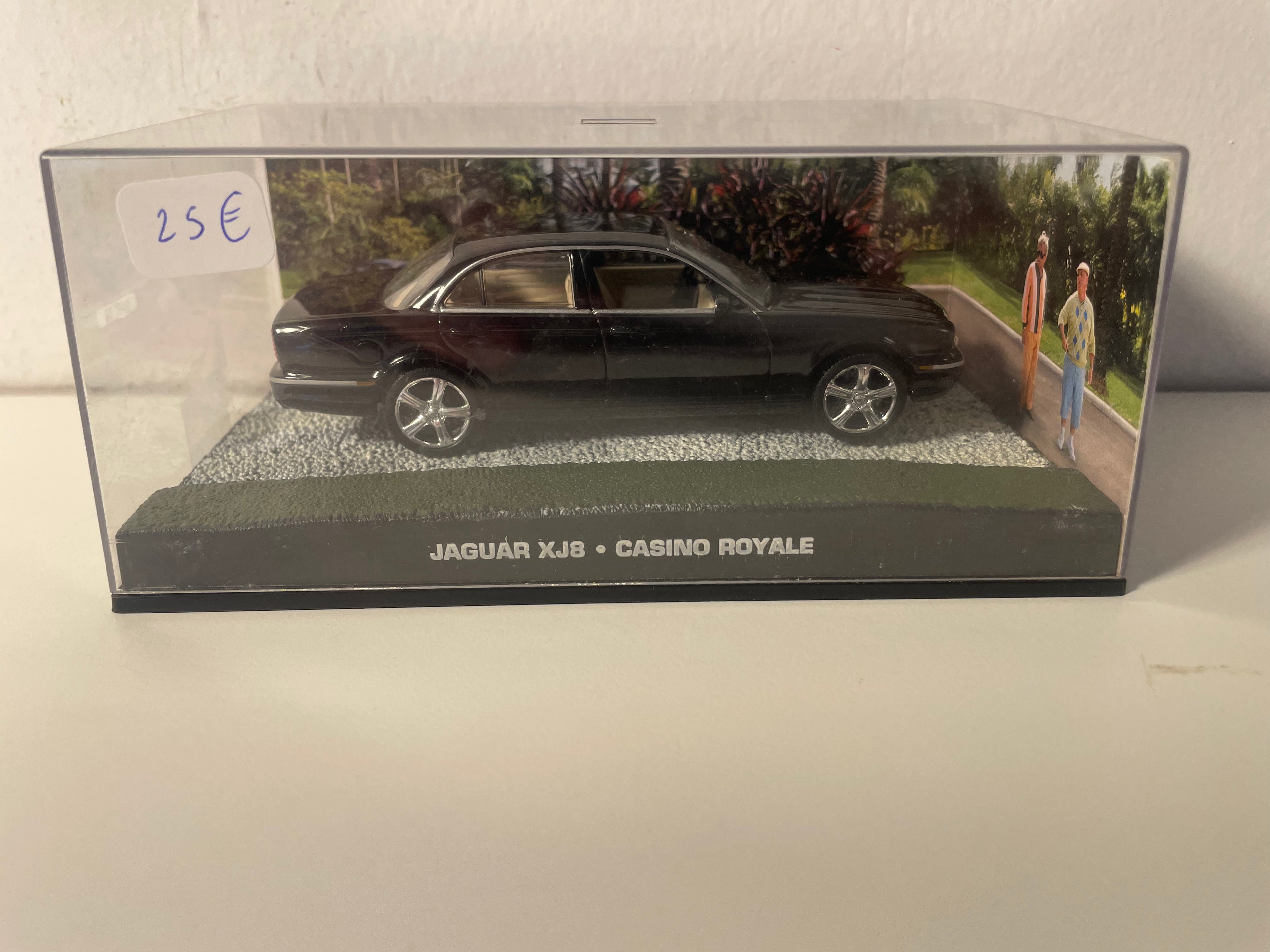 Jaguar XJ8 noire - JAMES BOND - CASINO ROYALE