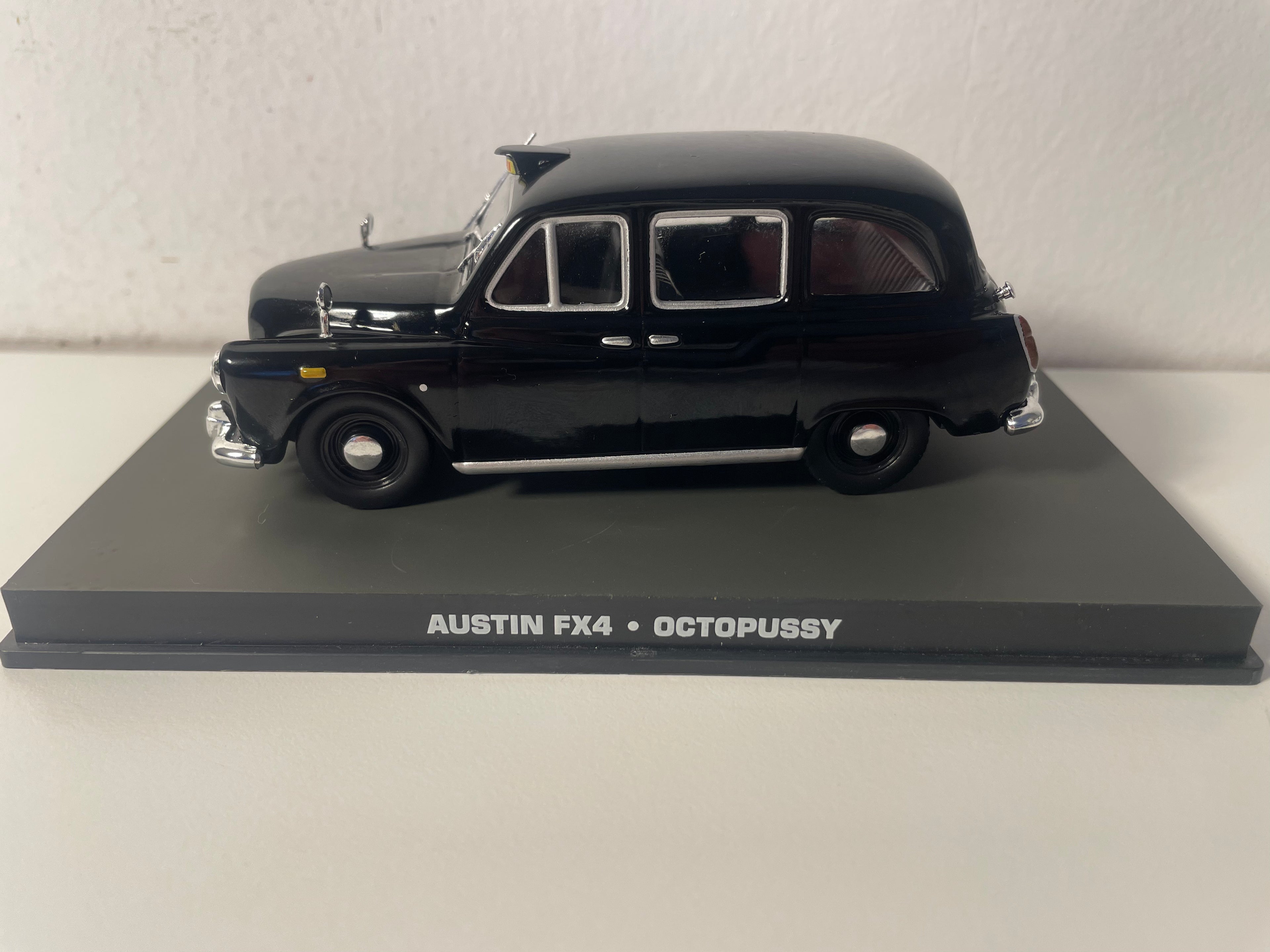 Austin FX4 noire - JAMES BOND - OCTOPUSSY