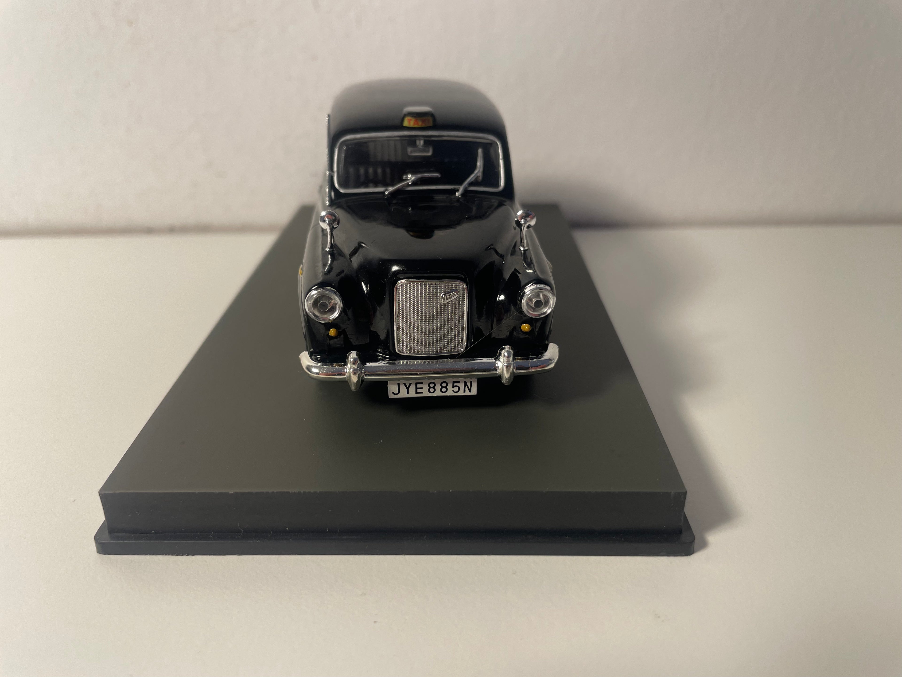 Austin FX4 noire - JAMES BOND - OCTOPUSSY