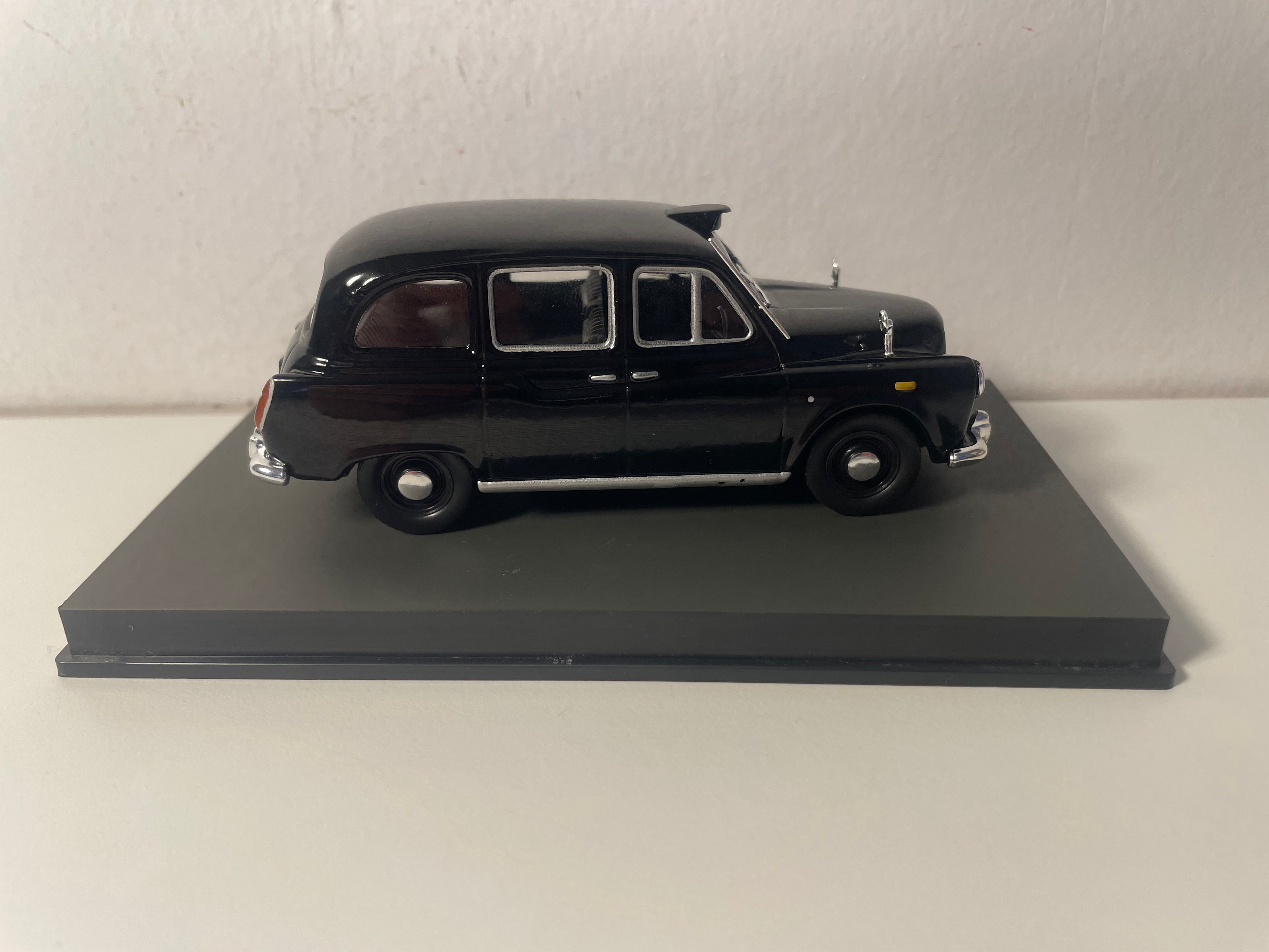 Austin FX4 noire - JAMES BOND - OCTOPUSSY
