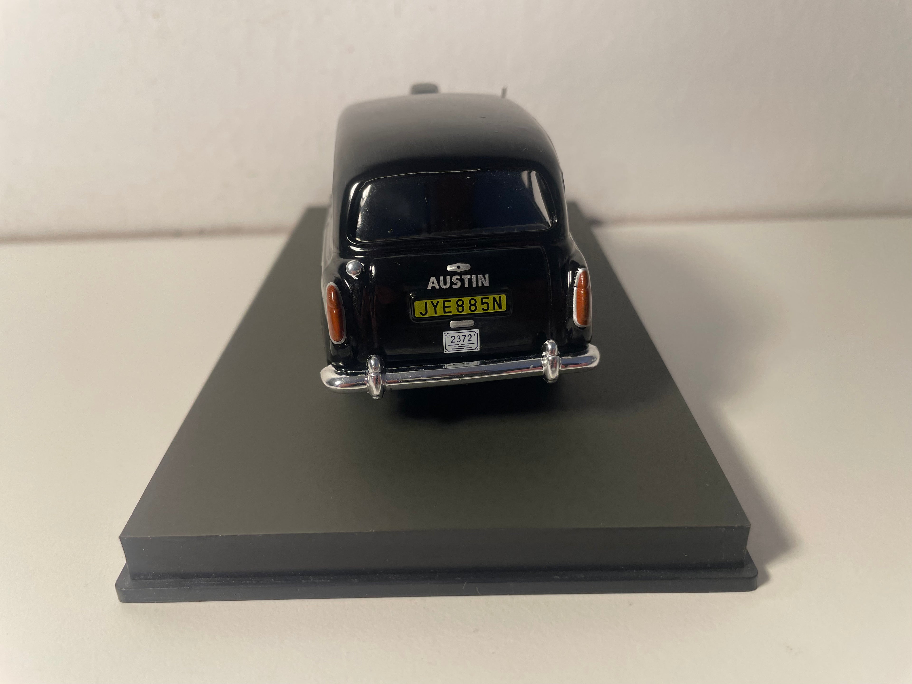 Austin FX4 noire - JAMES BOND - OCTOPUSSY