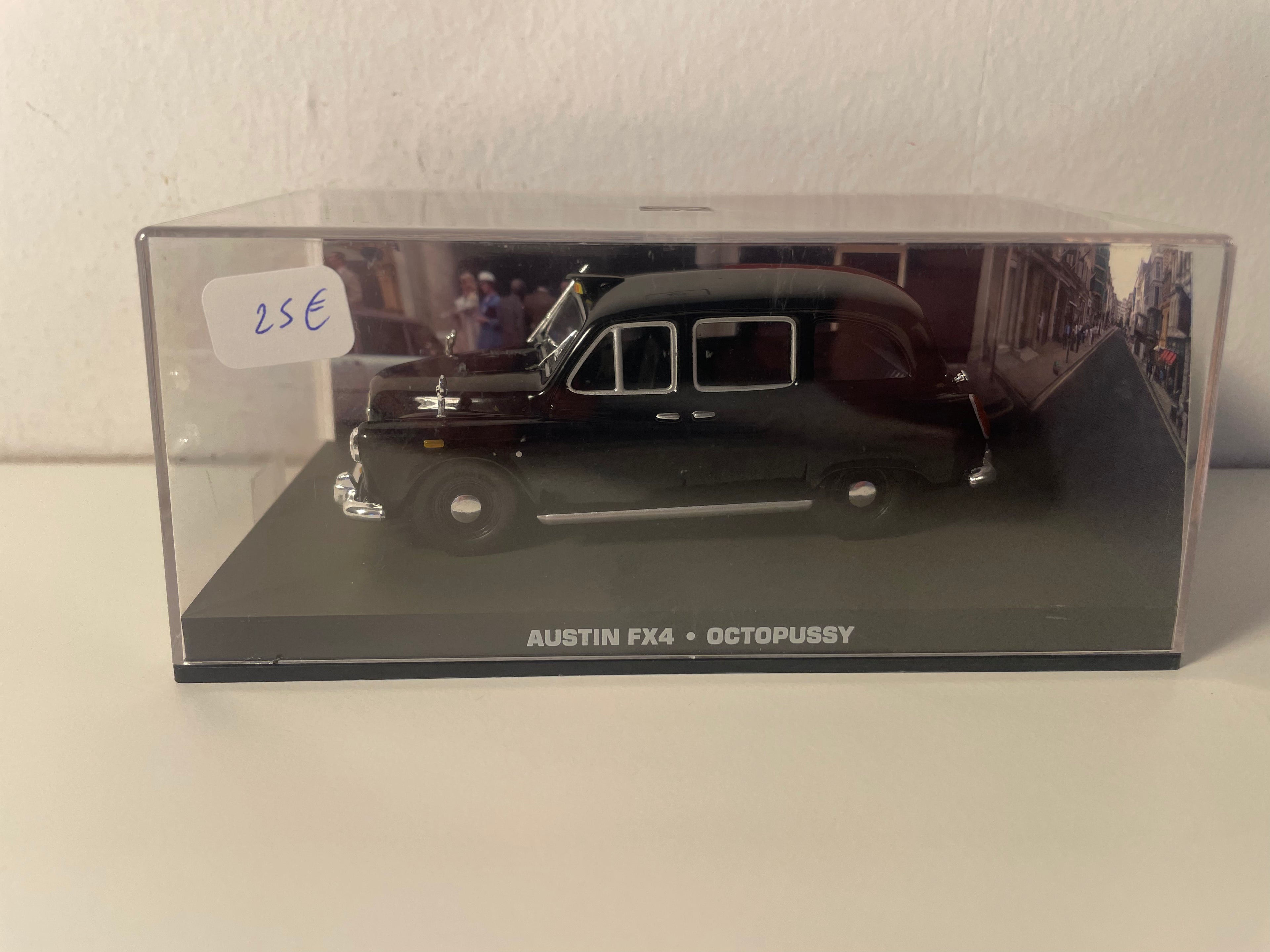 Austin FX4 noire - JAMES BOND - OCTOPUSSY