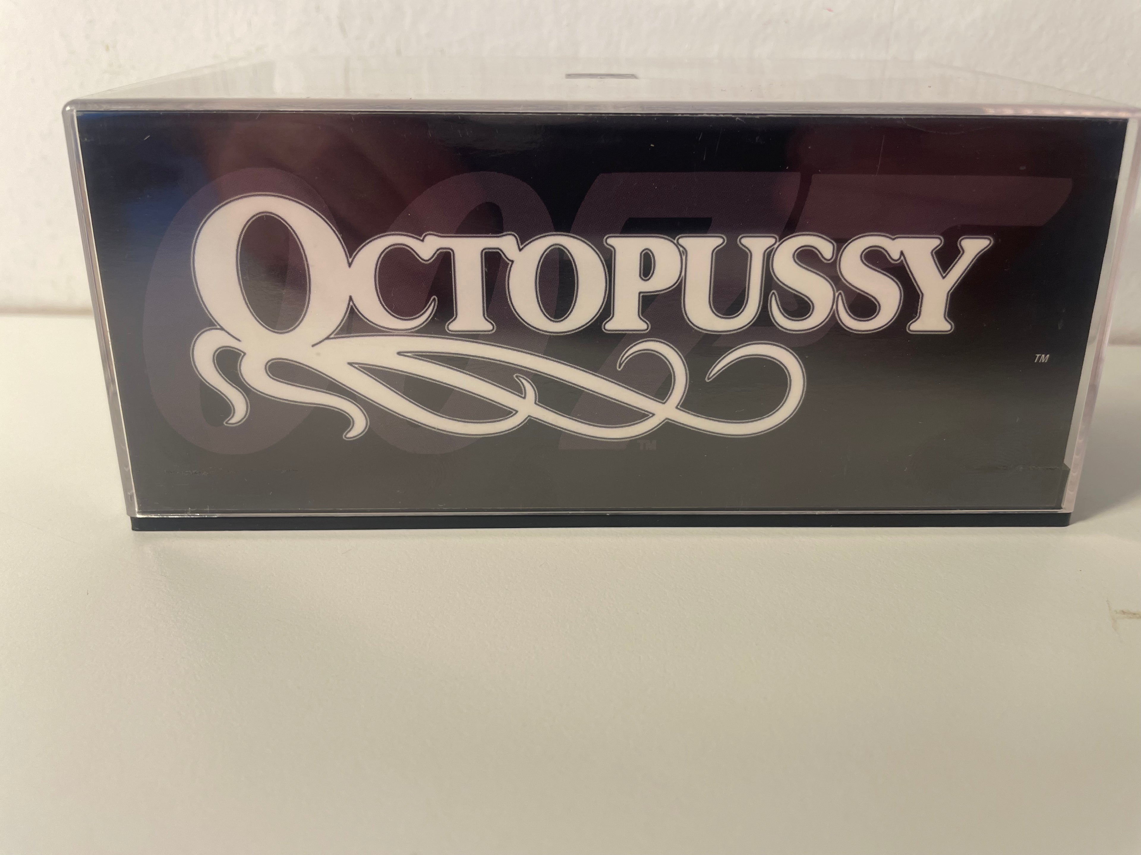 Austin FX4 noire - JAMES BOND - OCTOPUSSY