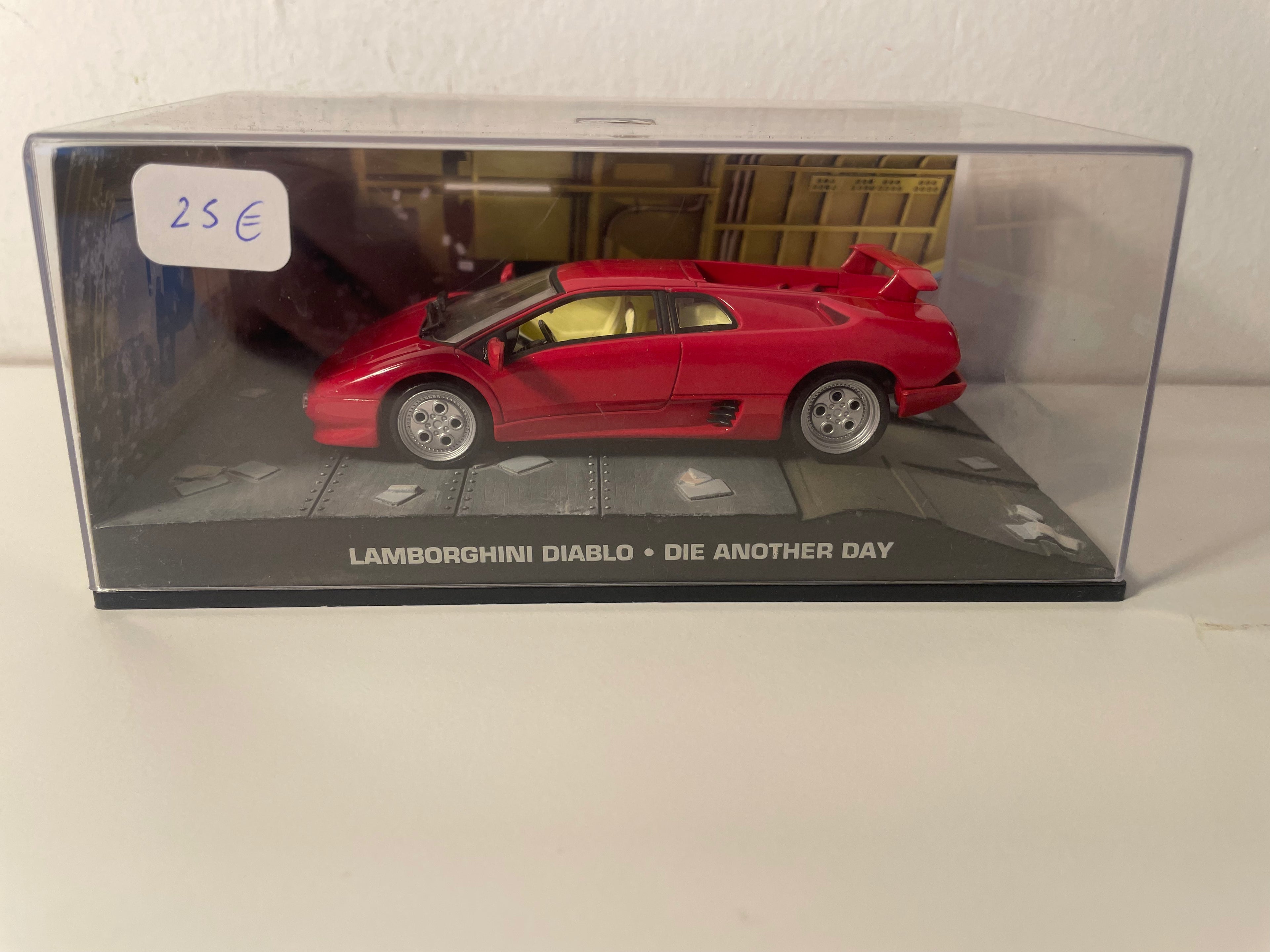 Lamborghini Diablo rouge - JAMES BOND - MEURS UN AUTRE JOUR (Die another day)