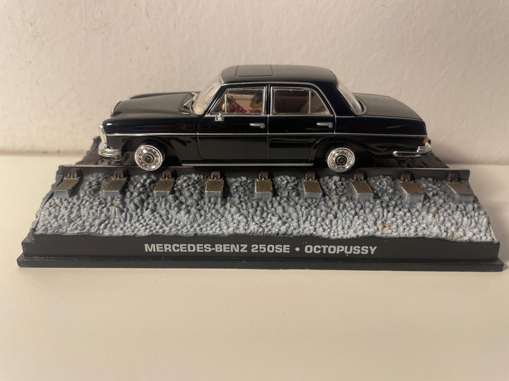 Mercedes-Benz 250SE noire - JAMES BOND - OCTOPUSSY (LE DIORAMA N'EST PAS LE BON)