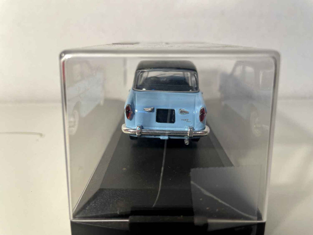 Fiat 110 bloe Himmel a schwaarze Däch