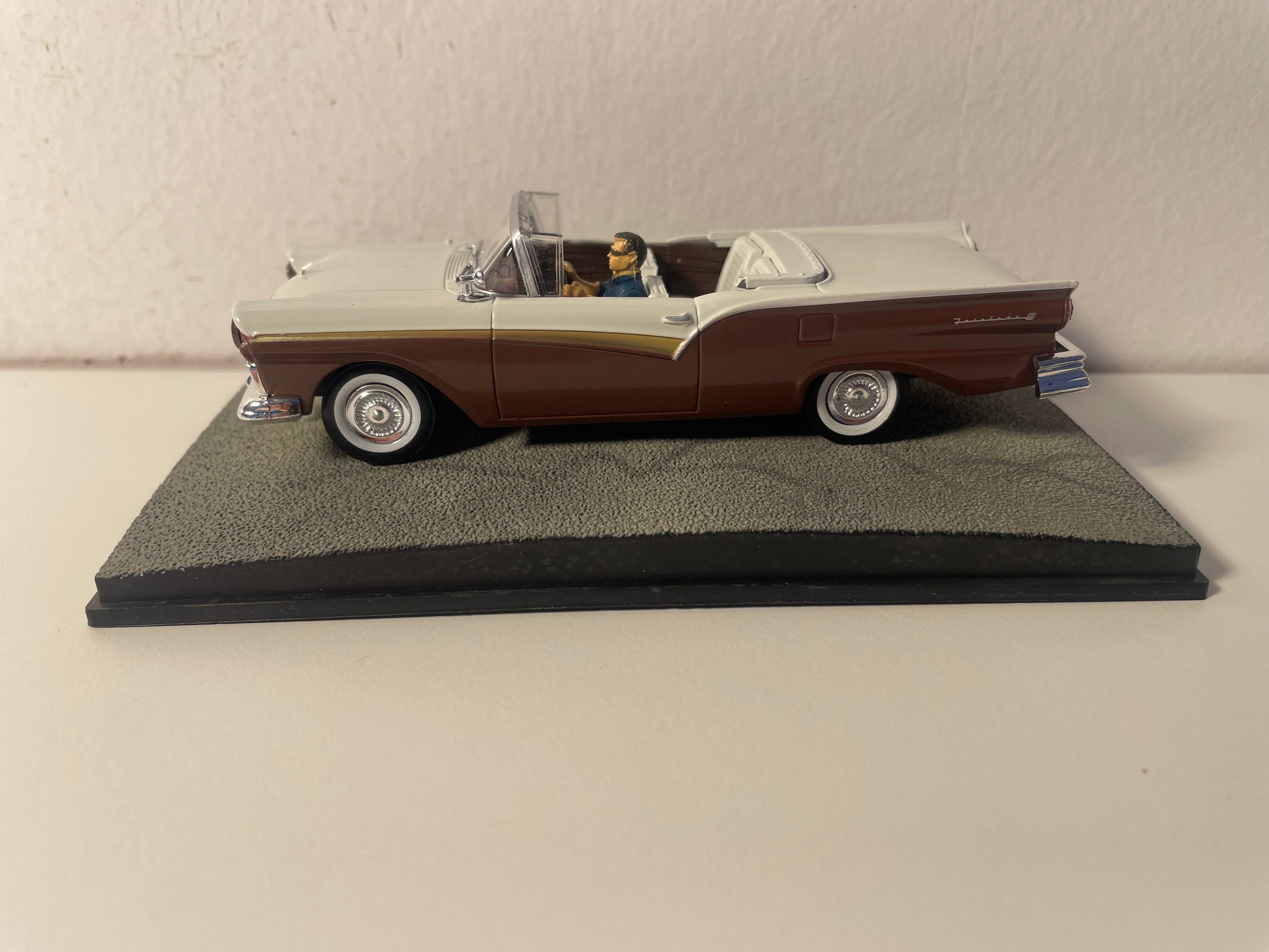 Ford Fairlane marrone e beige - JAMES BOND - MUORI UN ALTRO GIORNO (Die another day)