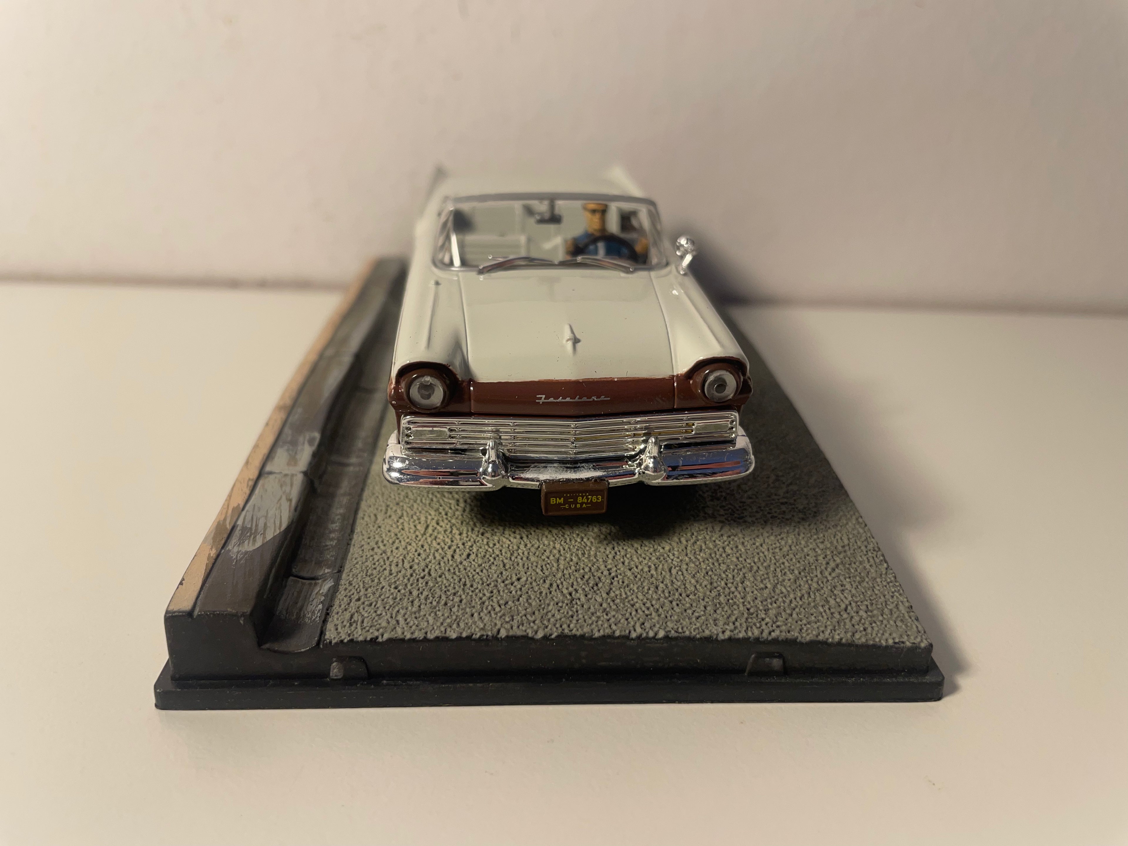 Ford Fairlane marrone e beige - JAMES BOND - MUORI UN ALTRO GIORNO (Die another day)