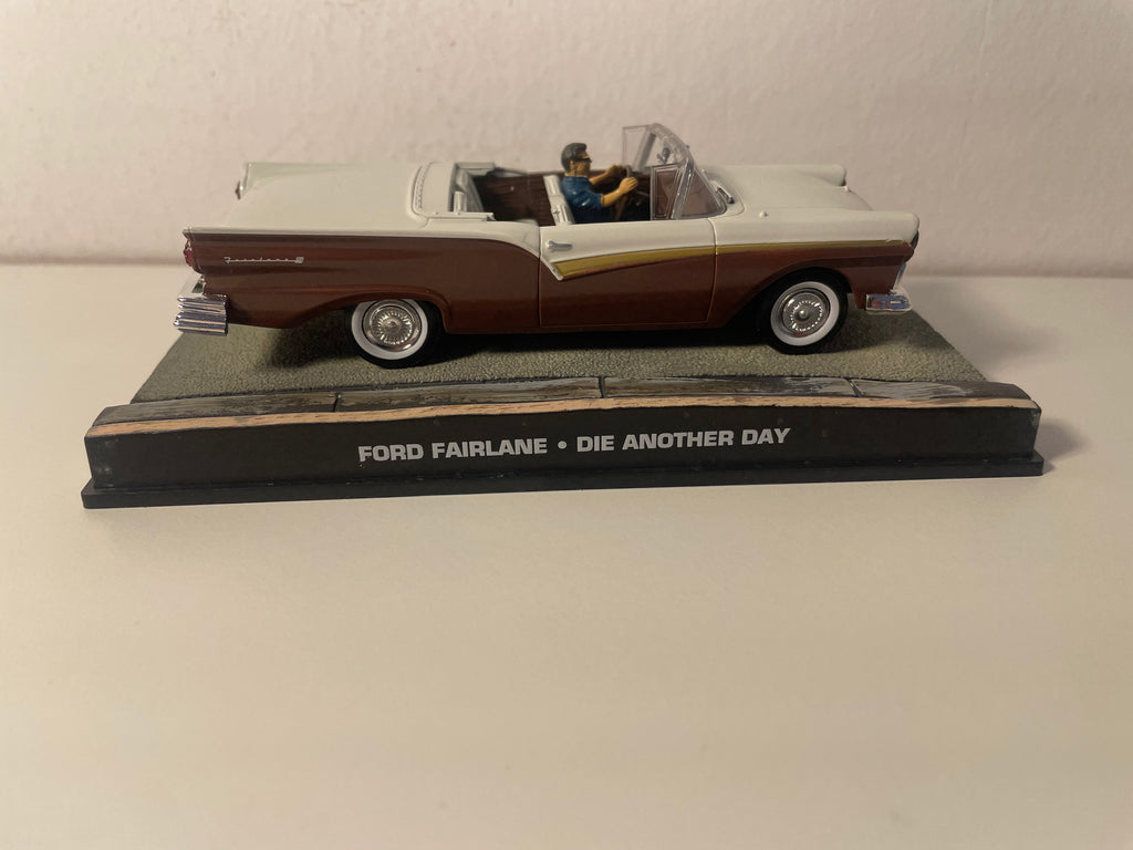 Ford Fairlane marron et beige - JAMES BOND - MEURS UN AUTRE JOUR (Die another day)