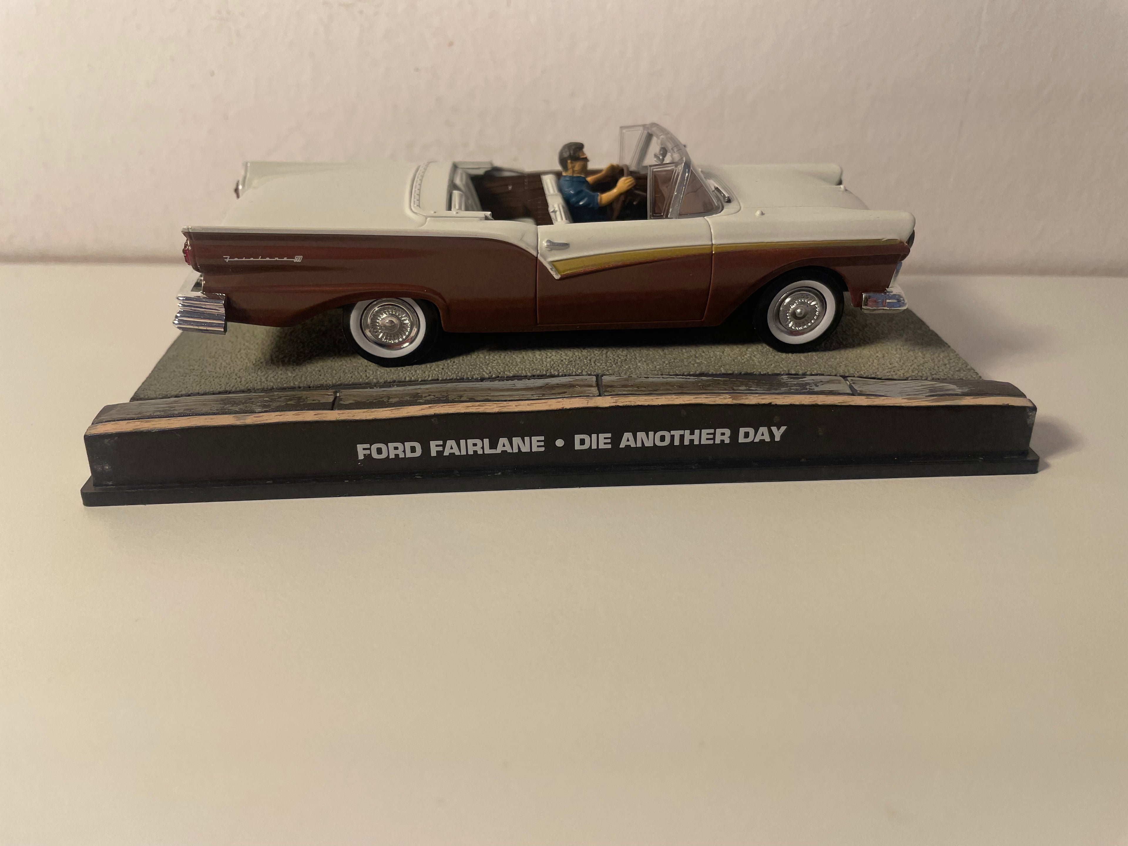 Ford Fairlane marrone e beige - JAMES BOND - MUORI UN ALTRO GIORNO (Die another day)