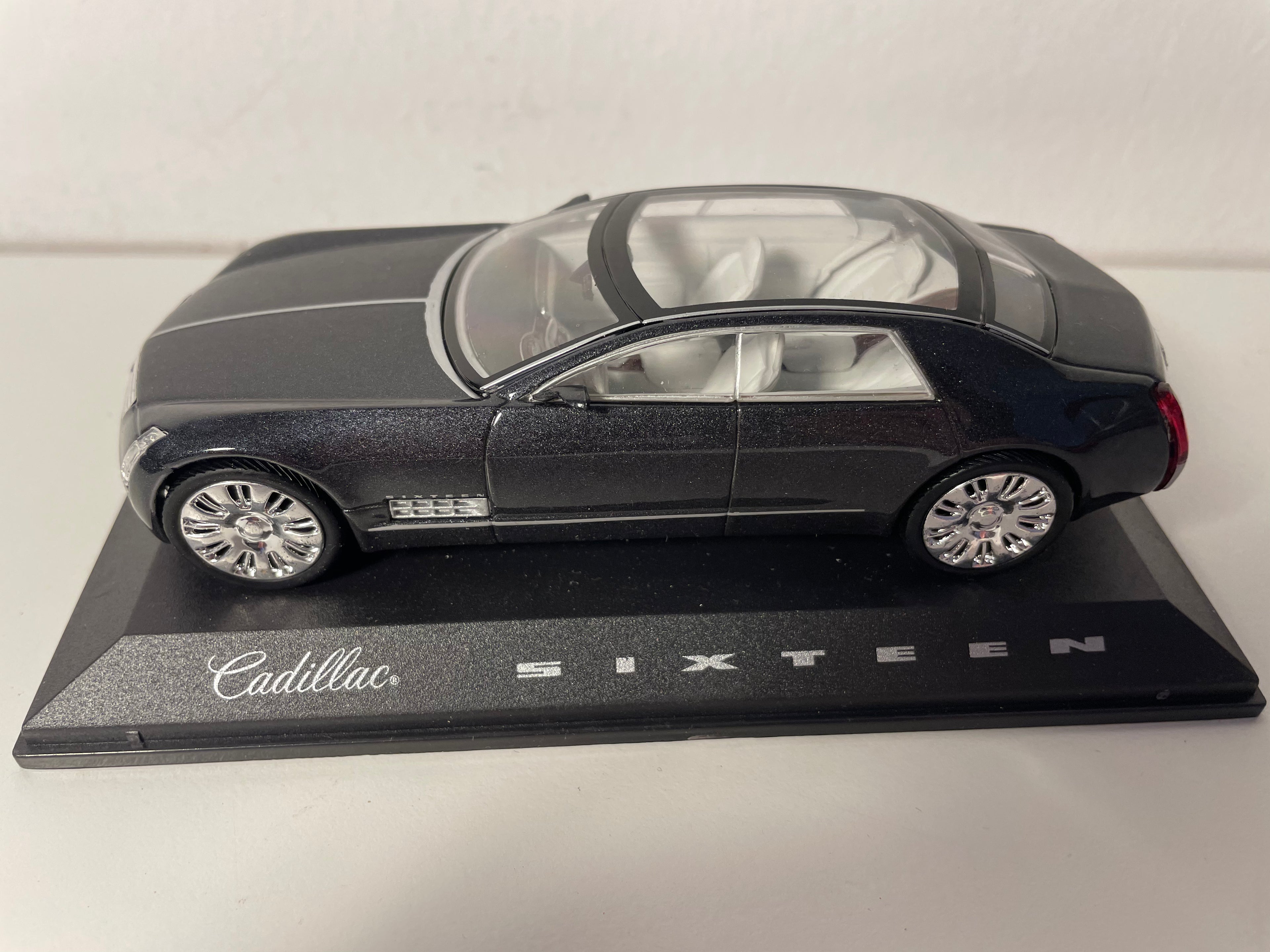 Cadillac Sixteen grigia molto scura