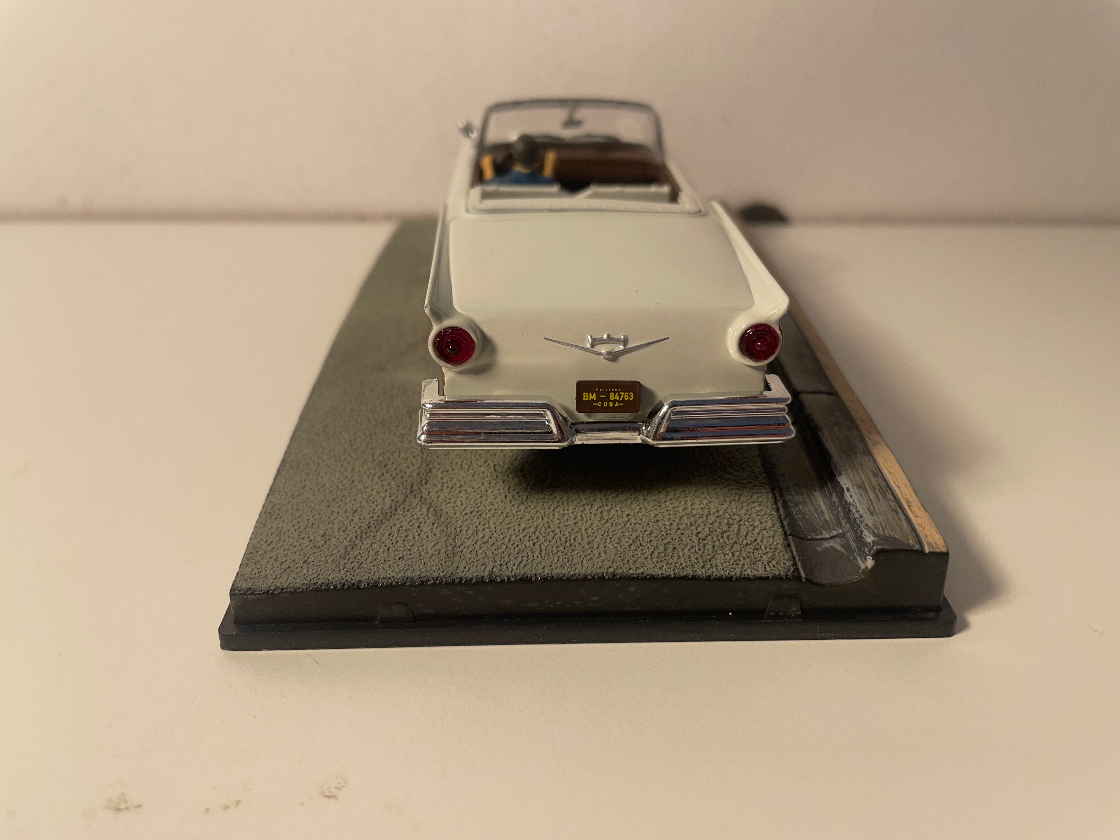 Ford Fairlane marrone e beige - JAMES BOND - MUORI UN ALTRO GIORNO (Die another day)