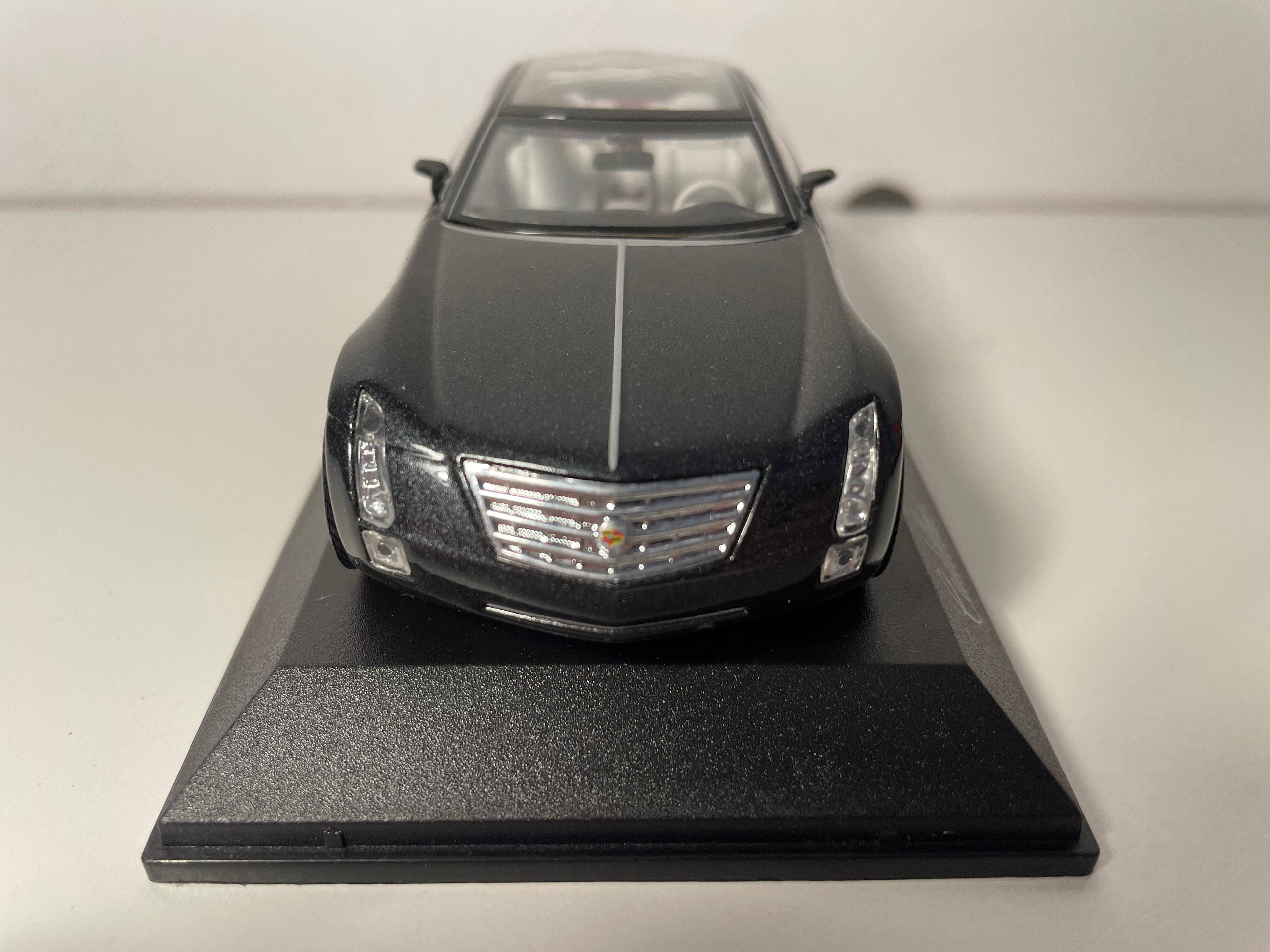 Cadillac Sixteen grigia molto scura