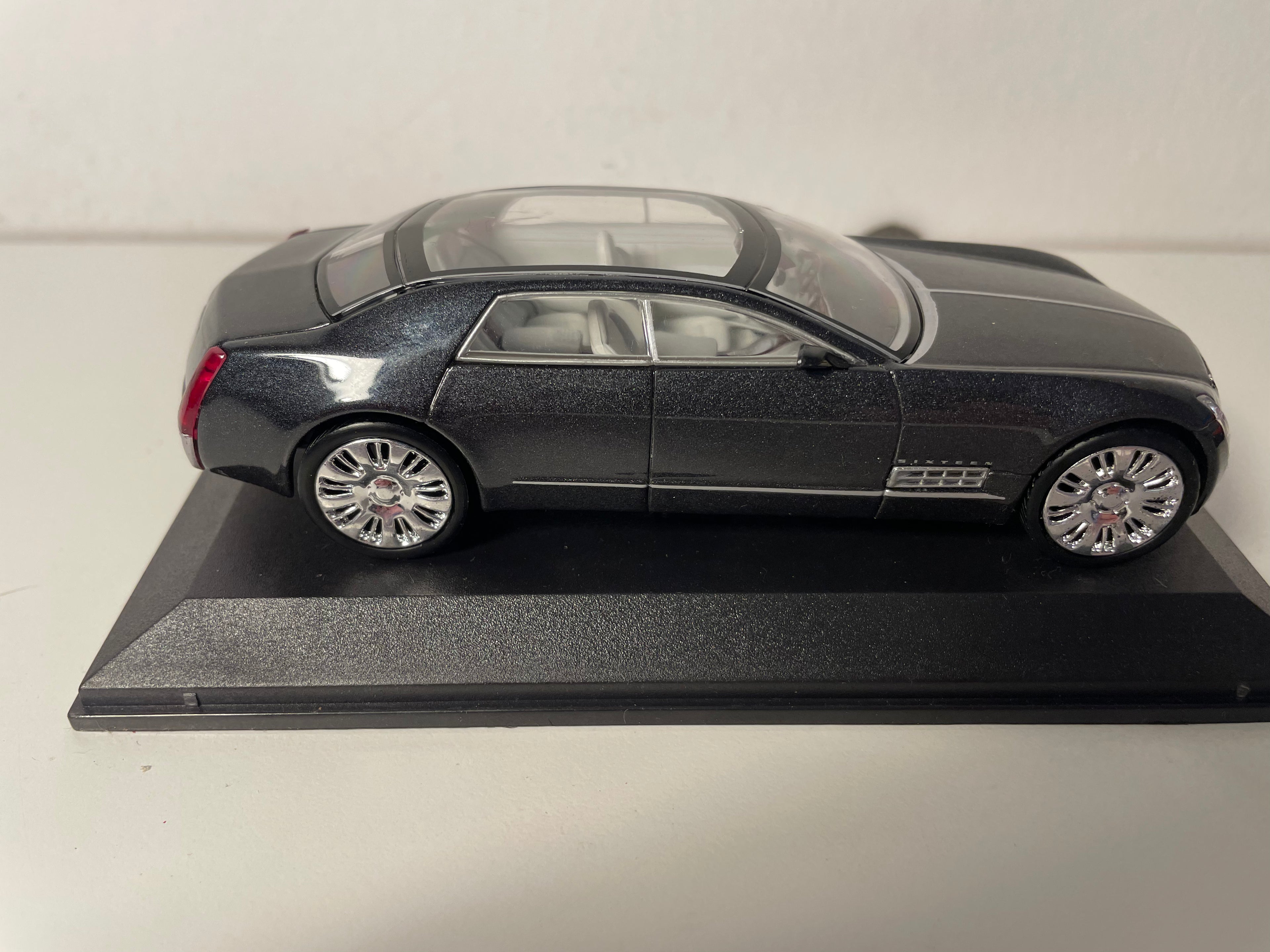 Cadillac Sixteen grigia molto scura