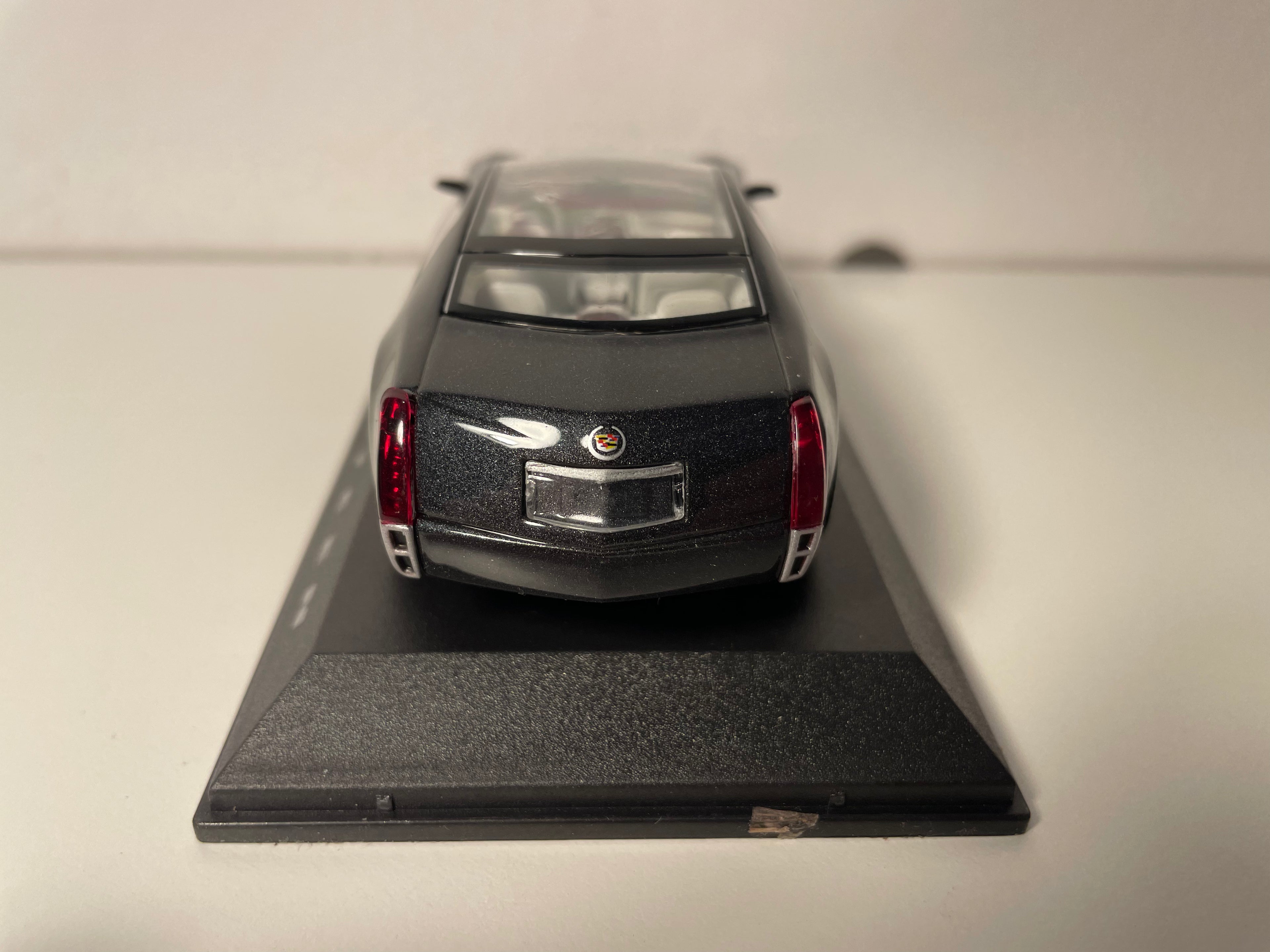 Cadillac Sixteen grigia molto scura