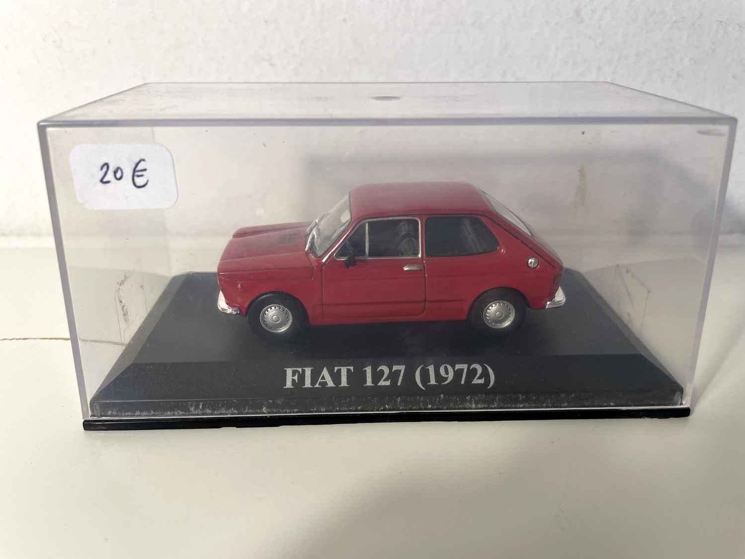 Fiat 127 czerwony z 1972 roku