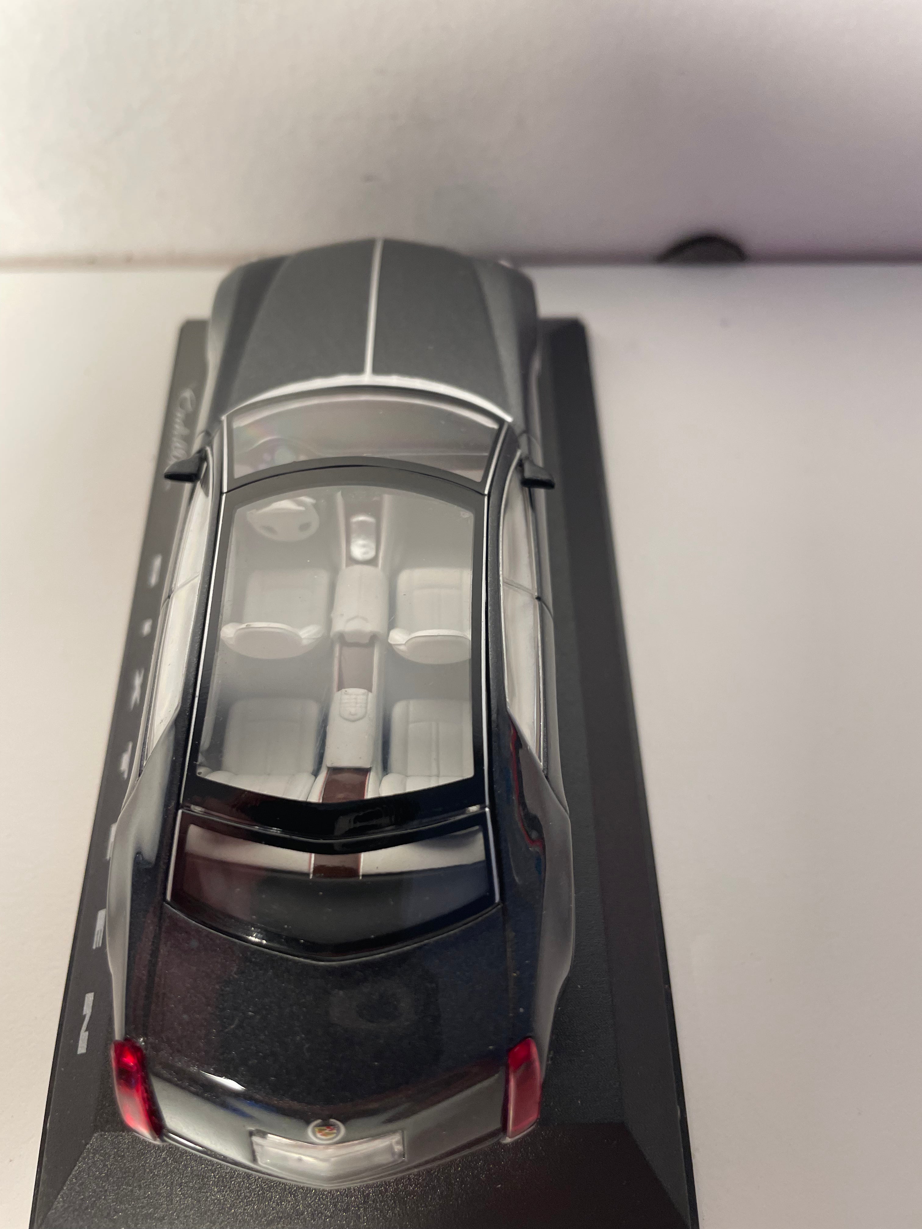 Cadillac Sixteen grigia molto scura