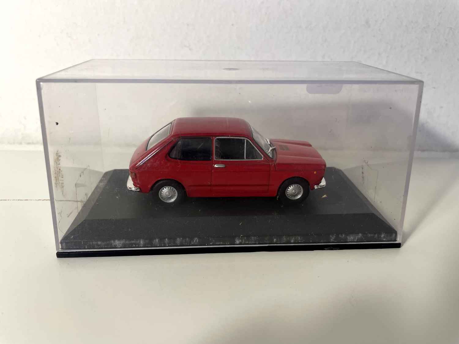 Fiat 127 czerwony z 1972 roku