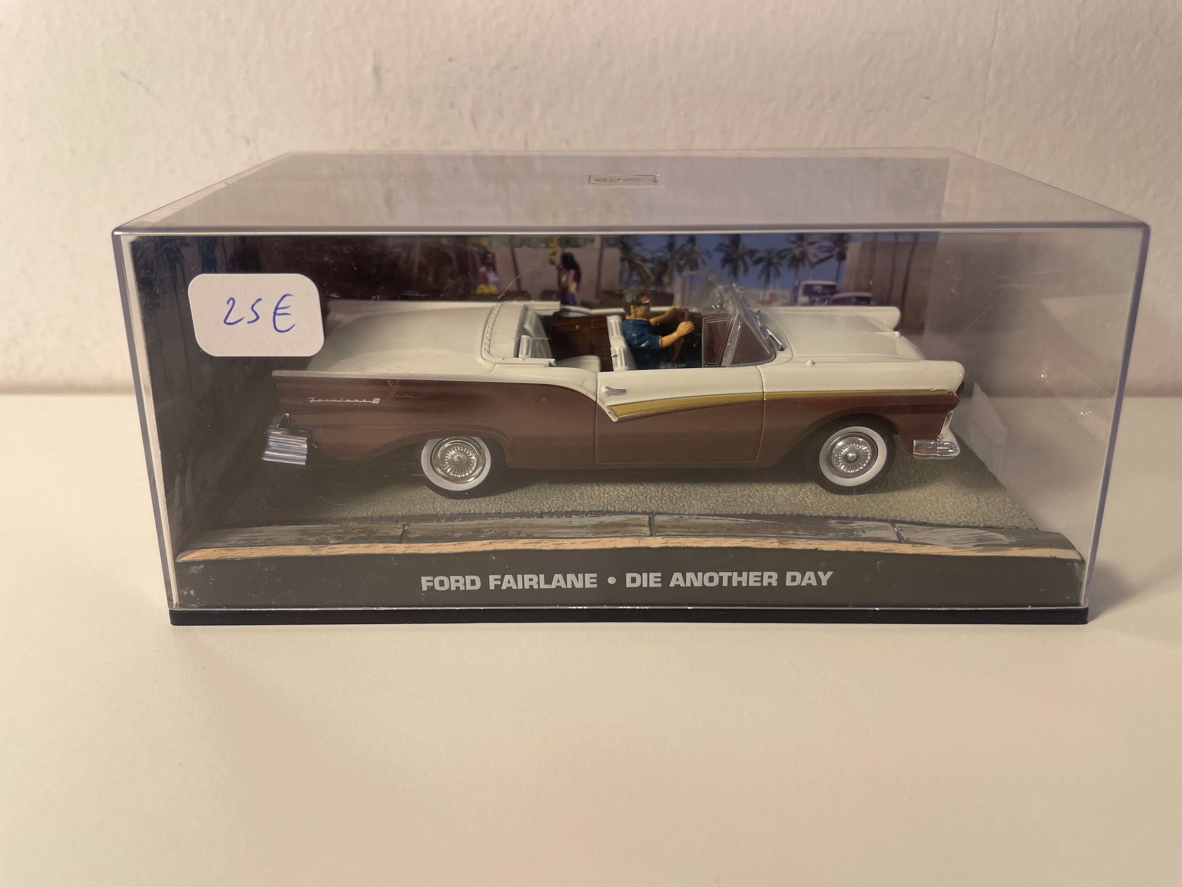 Ford Fairlane marrone e beige - JAMES BOND - MUORI UN ALTRO GIORNO (Die another day)