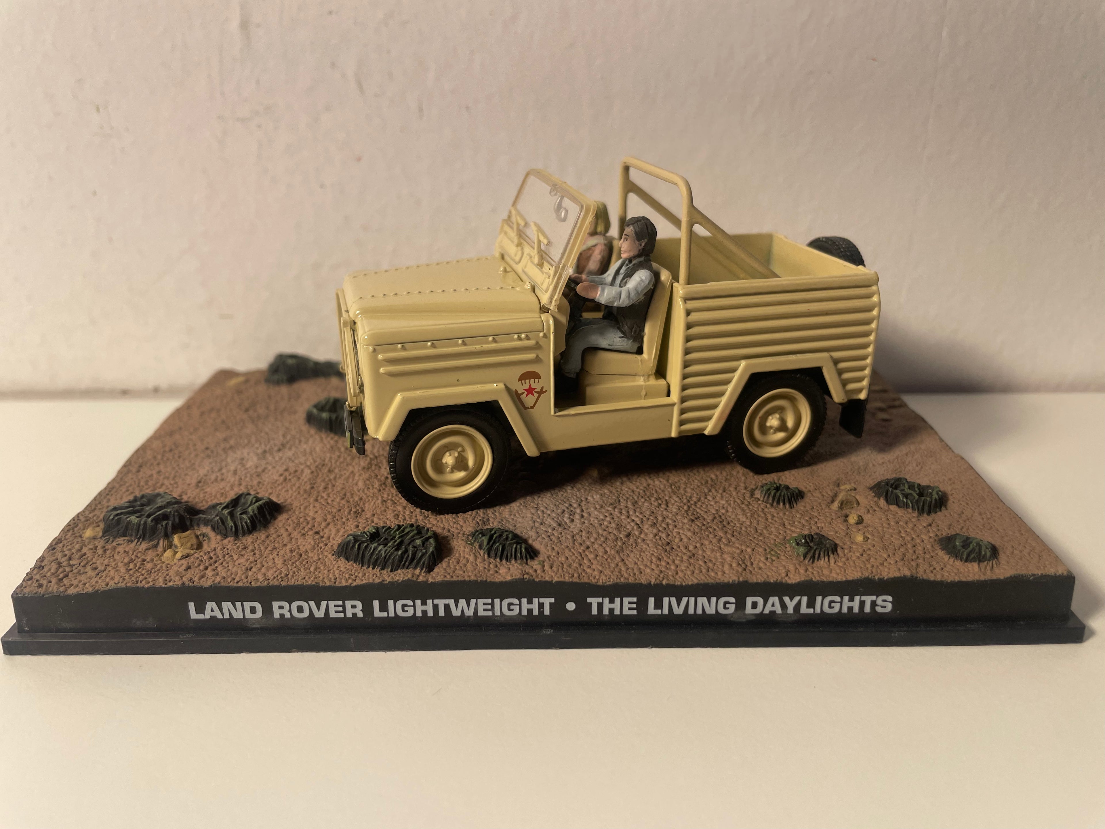Land Rover Lightweight marrón - JAMES BOND - MATAR NO ES JUGAR (The Living Daylights)