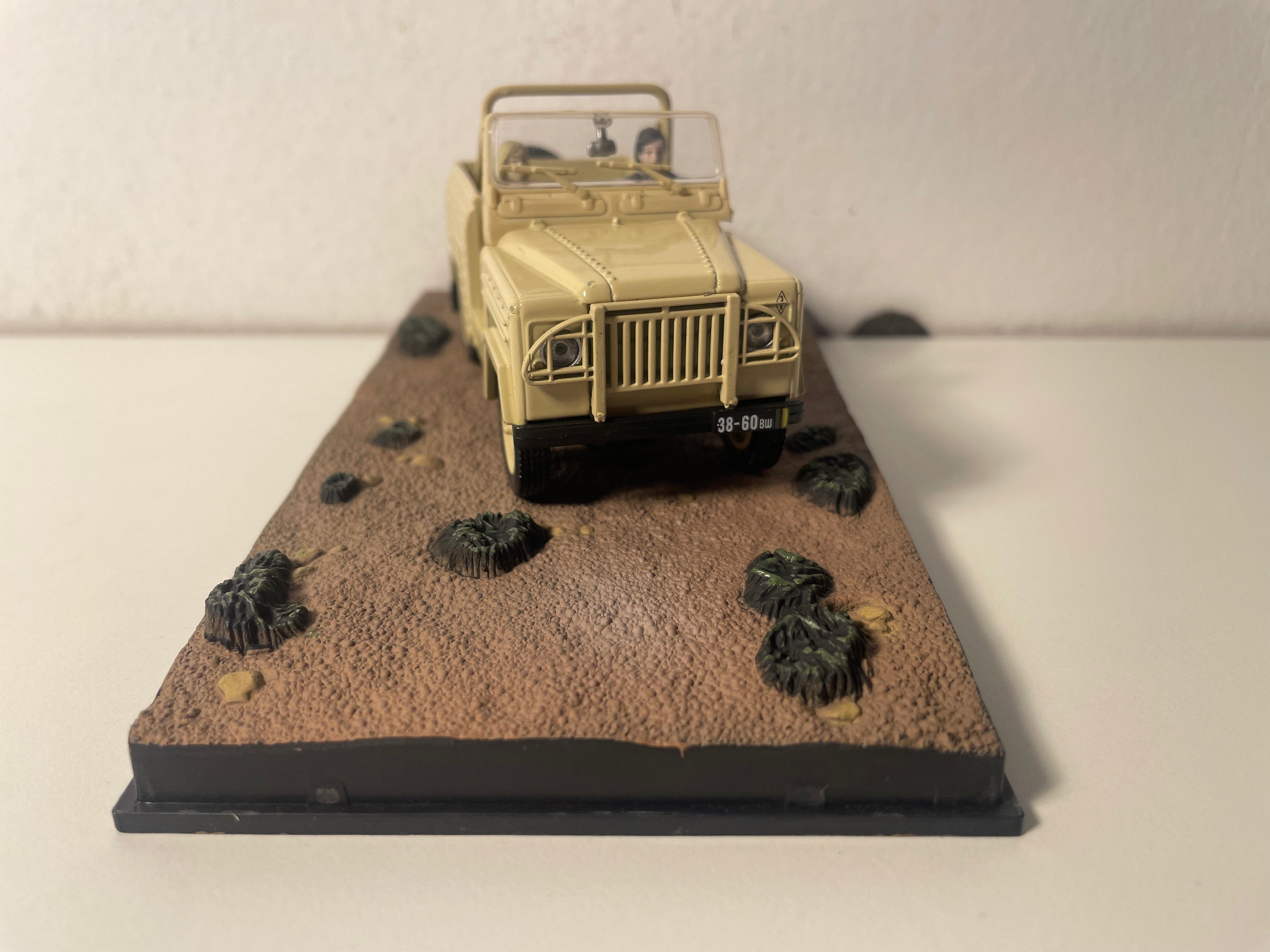 Land Rover Lightweight marrón - JAMES BOND - MATAR NO ES JUGAR (The Living Daylights)