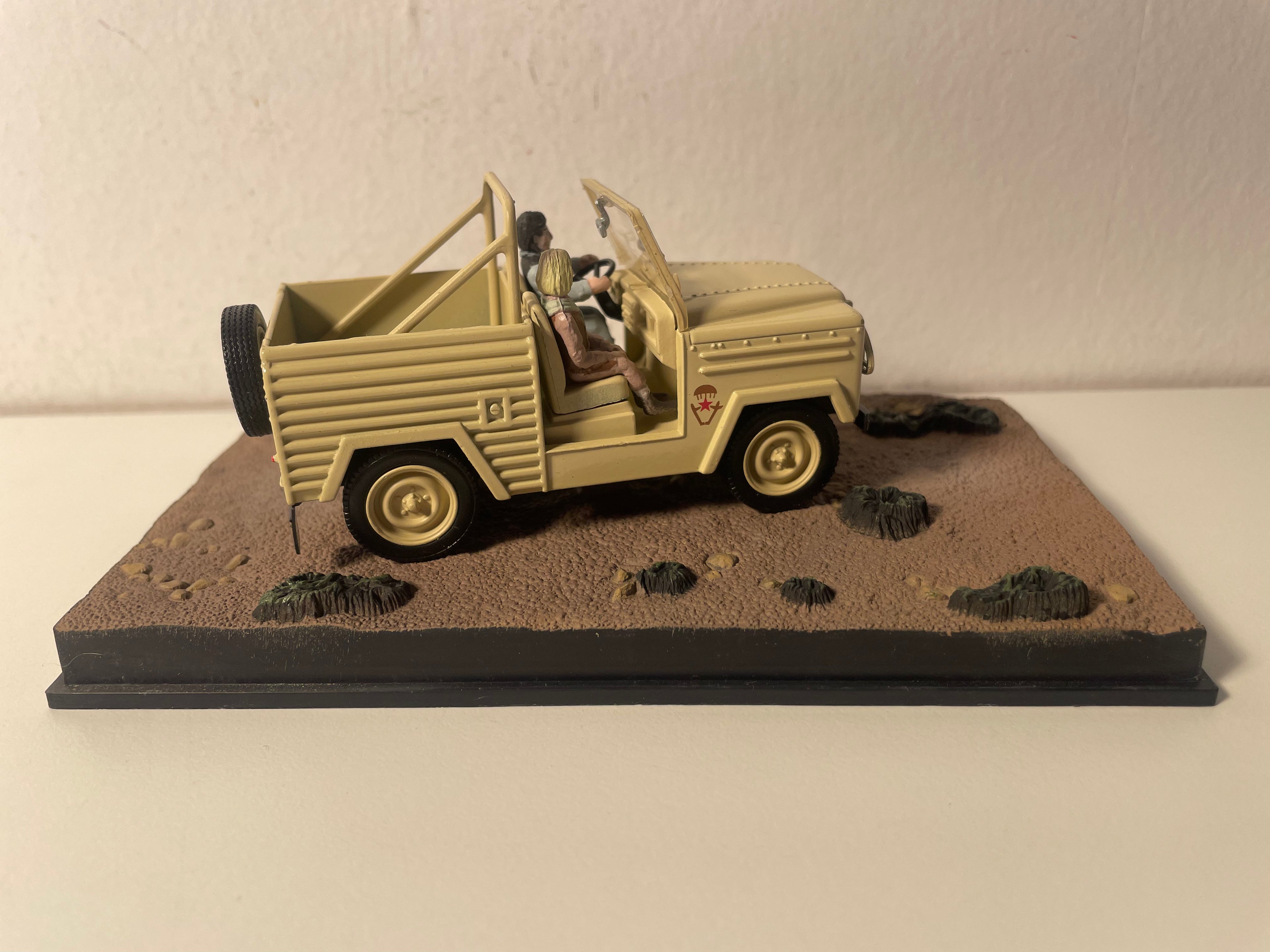 Land Rover Lightweight marrón - JAMES BOND - MATAR NO ES JUGAR (The Living Daylights)