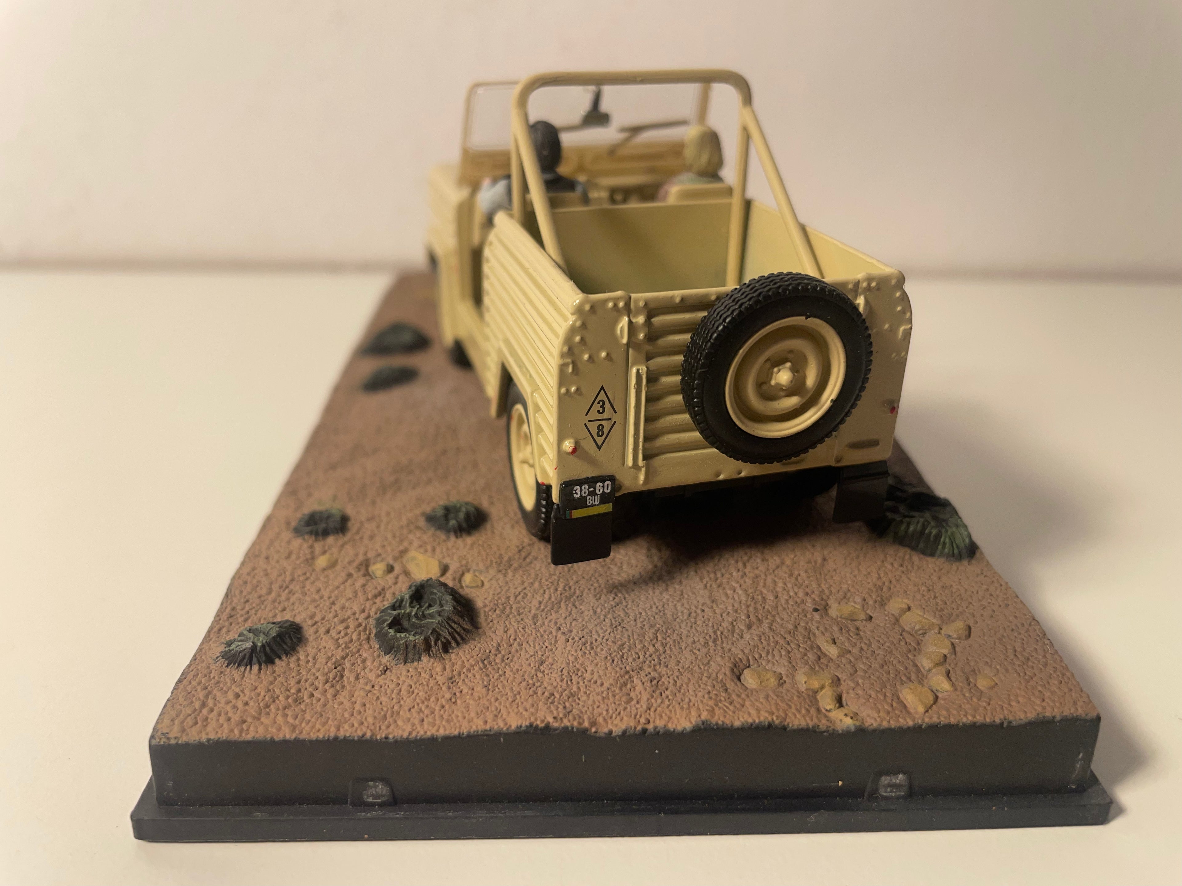 Land Rover Lightweight marrón - JAMES BOND - MATAR NO ES JUGAR (The Living Daylights)