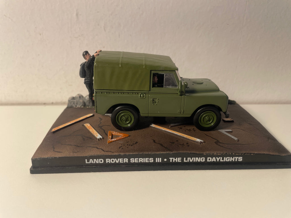 Land Rover Series III vert Kaki - JAMES BOND - TUER N'EST PAS JOUER (The living daylights) - MANQUE UN RETRO