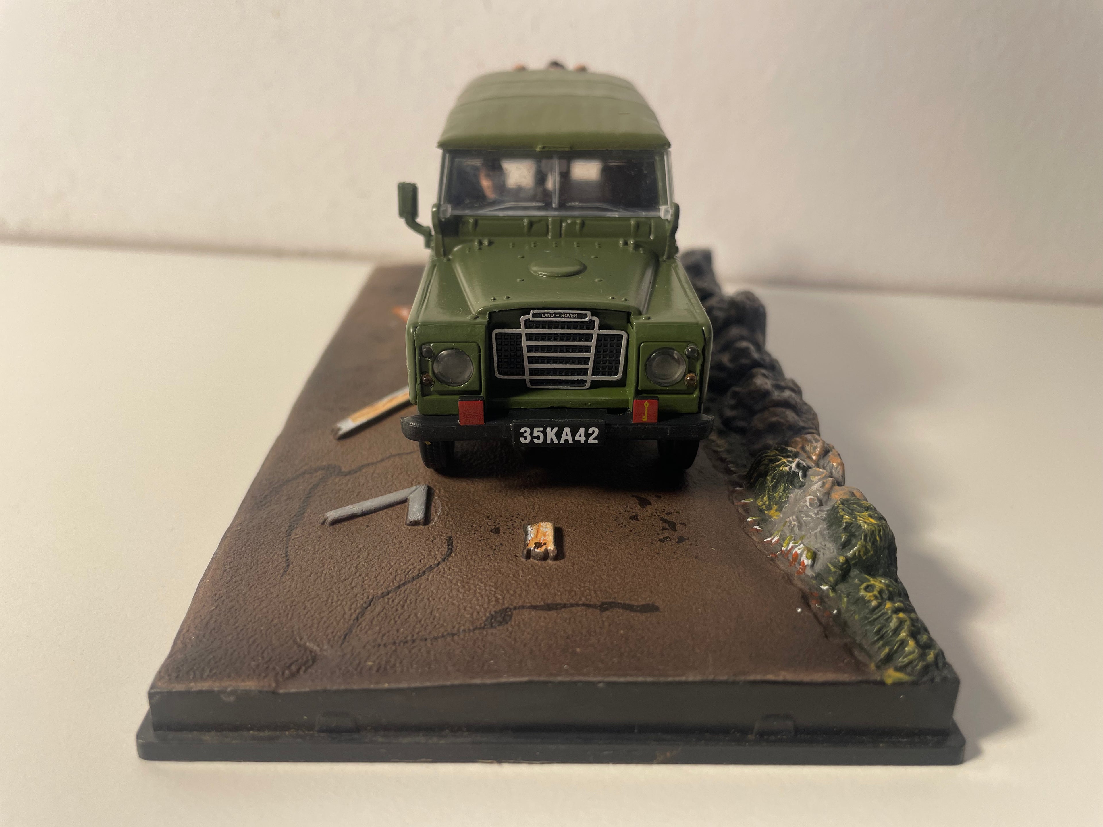 Land Rover Series III vert Kaki - JAMES BOND - TUER N'EST PAS JOUER (The living daylights) - MANQUE UN RETRO