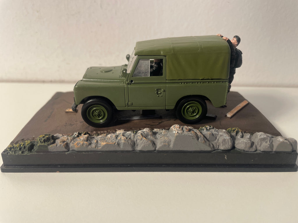 Land Rover Series III vert Kaki - JAMES BOND - TUER N'EST PAS JOUER (The living daylights) - MANQUE UN RETRO